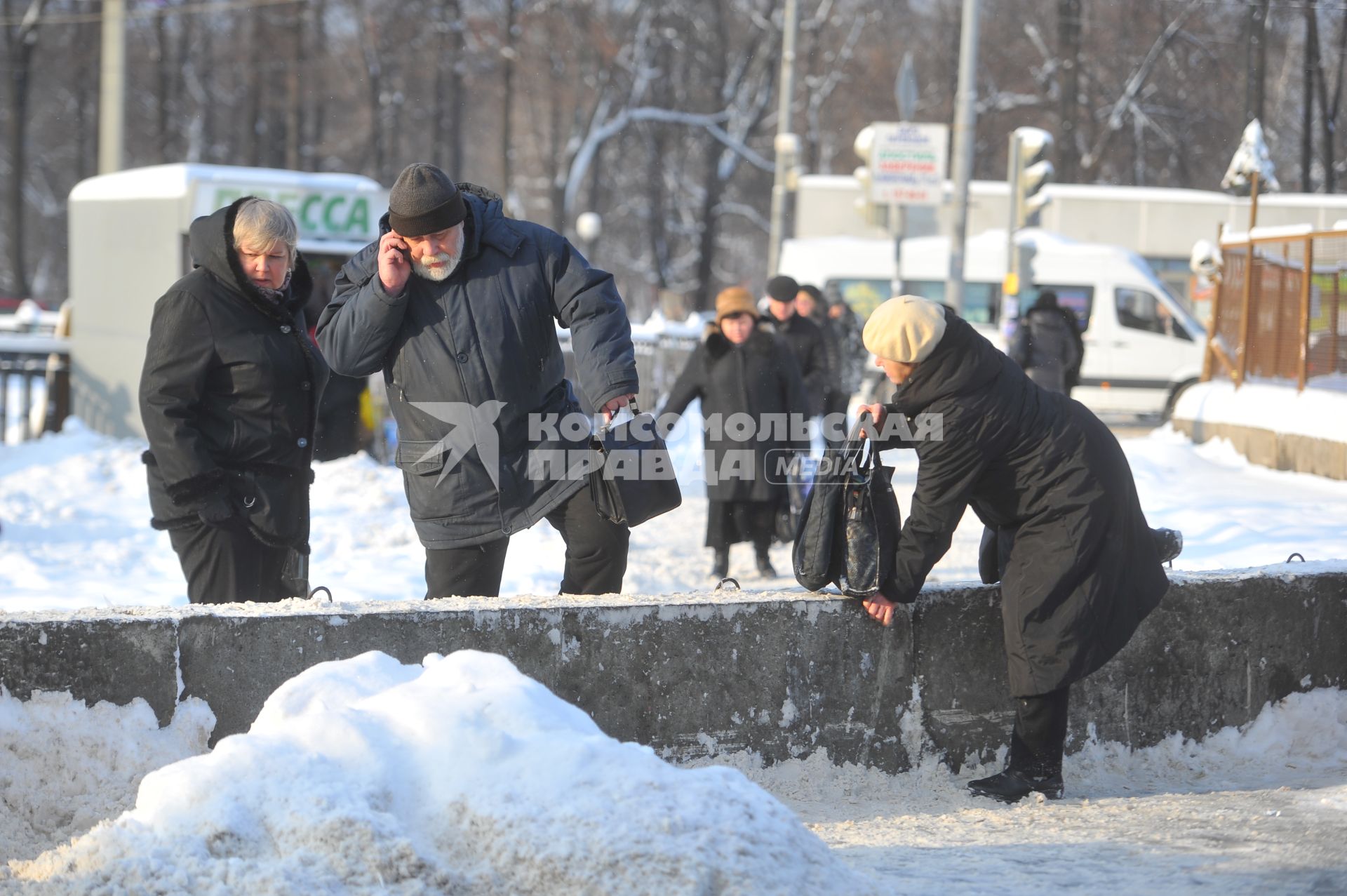 Изменения транспортного движения в районе метро `Динамо` в связи со строительством станции метрополитена`Петровский парк`. На снимке: пешеходы у временного ограждения у  метро `Динамо`.