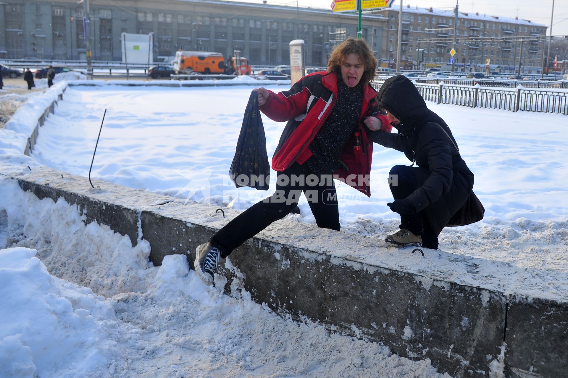 Изменения транспортного движения в районе метро `Динамо` в связи со строительством станции метрополитена`Петровский парк`. На снимке: пешеходы у временного ограждения у  метро `Динамо`.