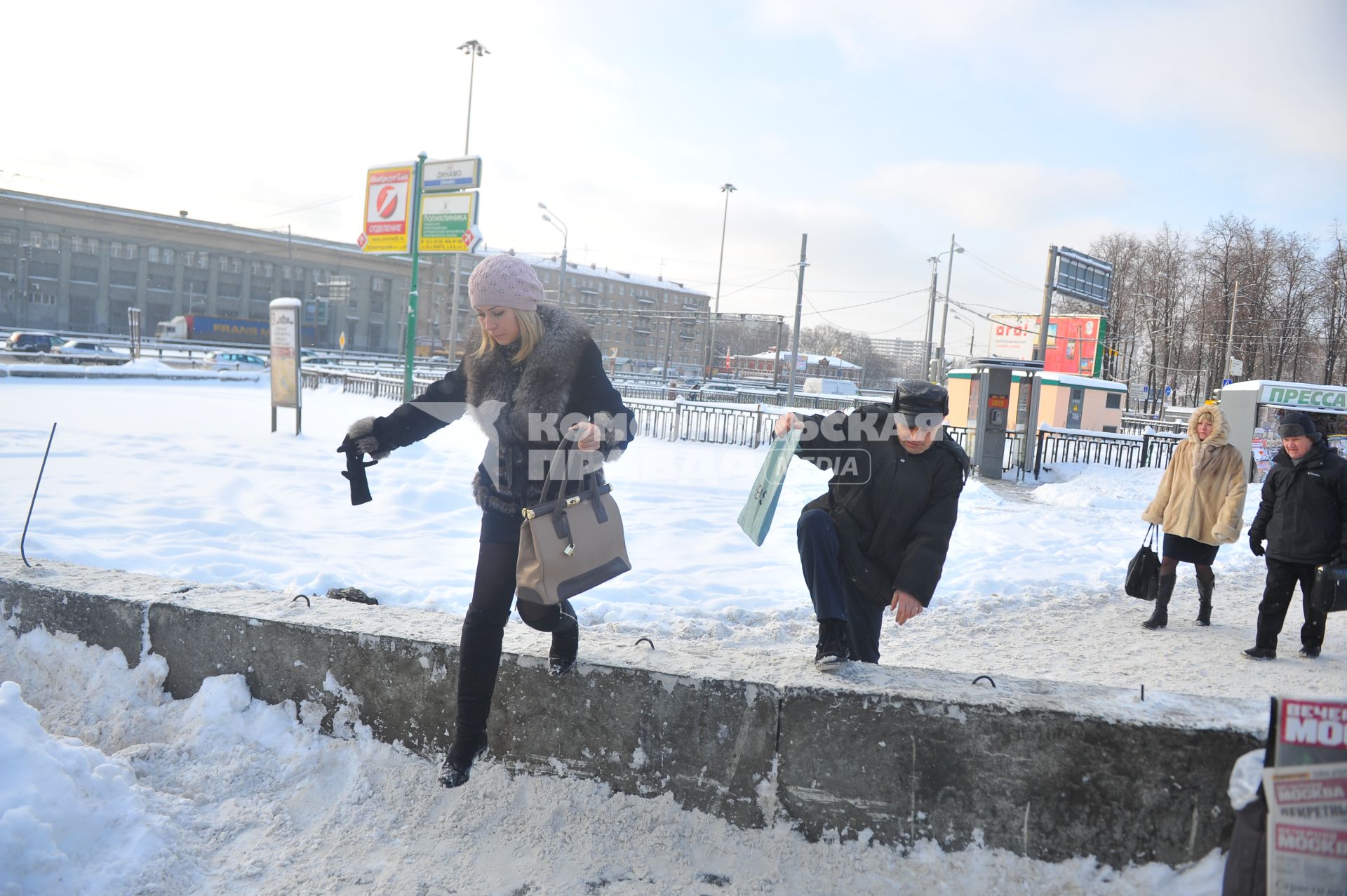 Изменения транспортного движения в районе метро `Динамо` в связи со строительством станции метрополитена`Петровский парк`. На снимке: пешеходы у временного ограждения у  метро `Динамо`.