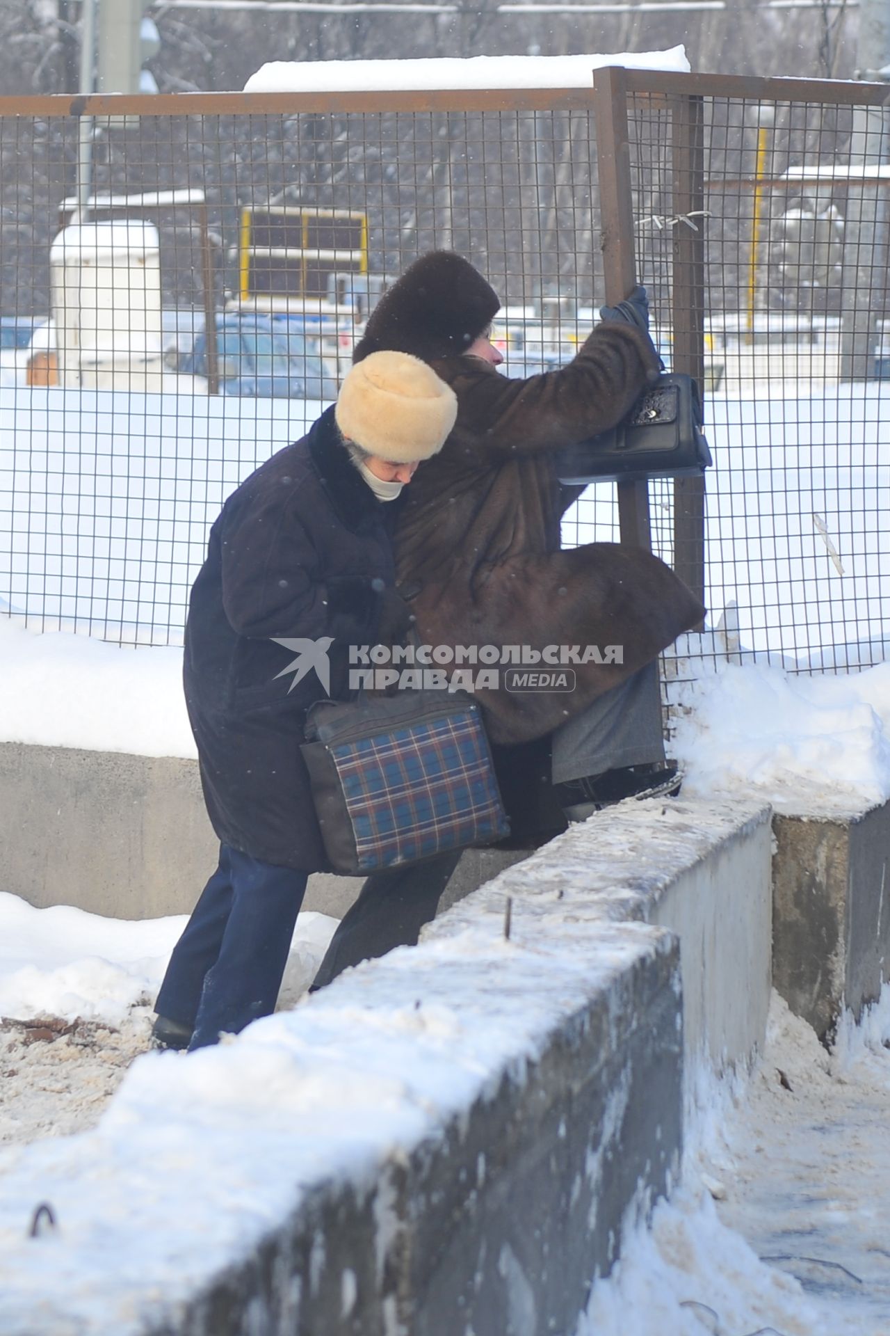 Изменения транспортного движения в районе метро `Динамо` в связи со строительством станции метрополитена`Петровский парк`. На снимке: пенсионерки у временного ограждения у  метро `Динамо`.