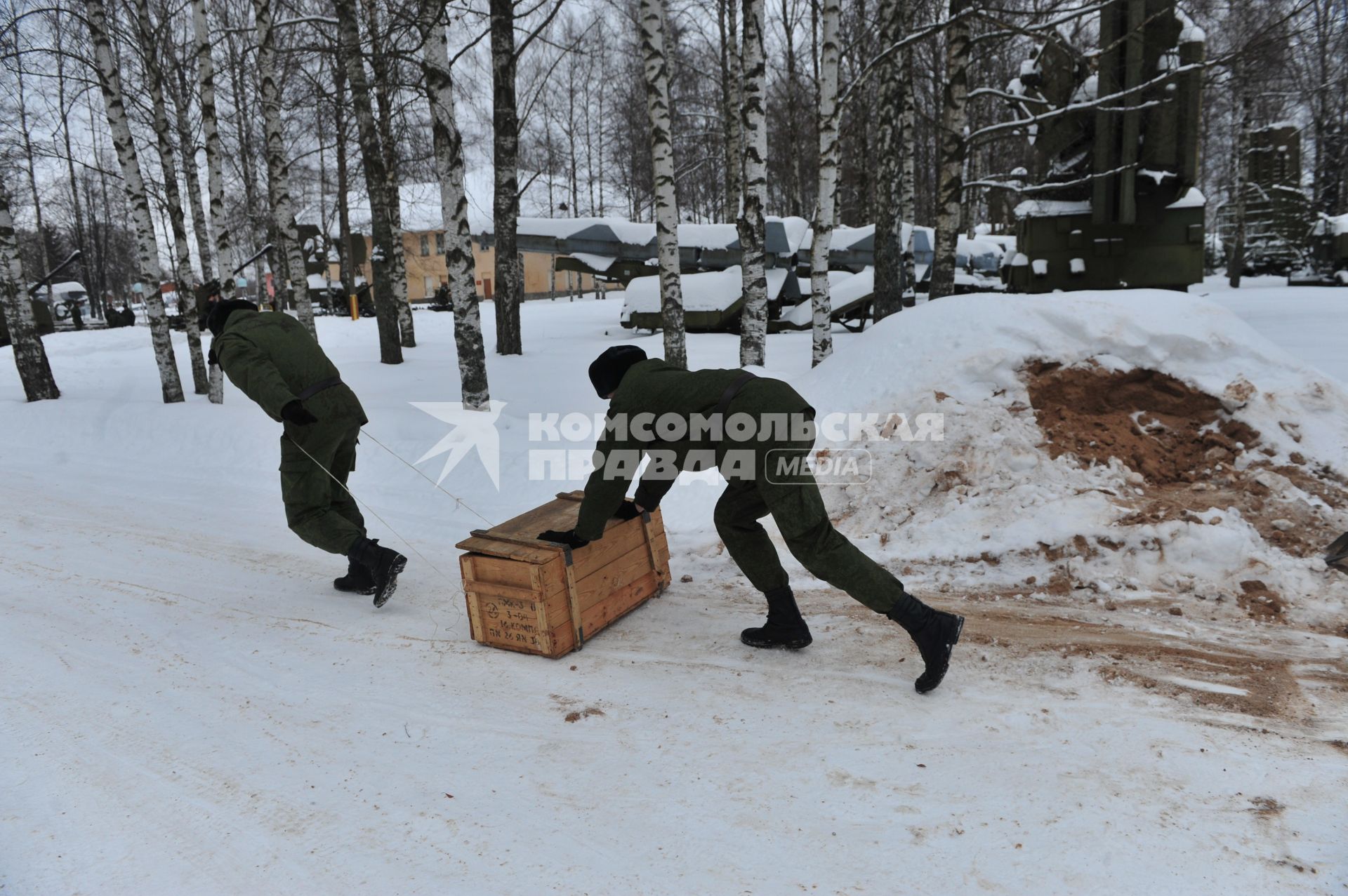 6-я бригада ПВО. На снимке: военнослужащие тащут ящик.