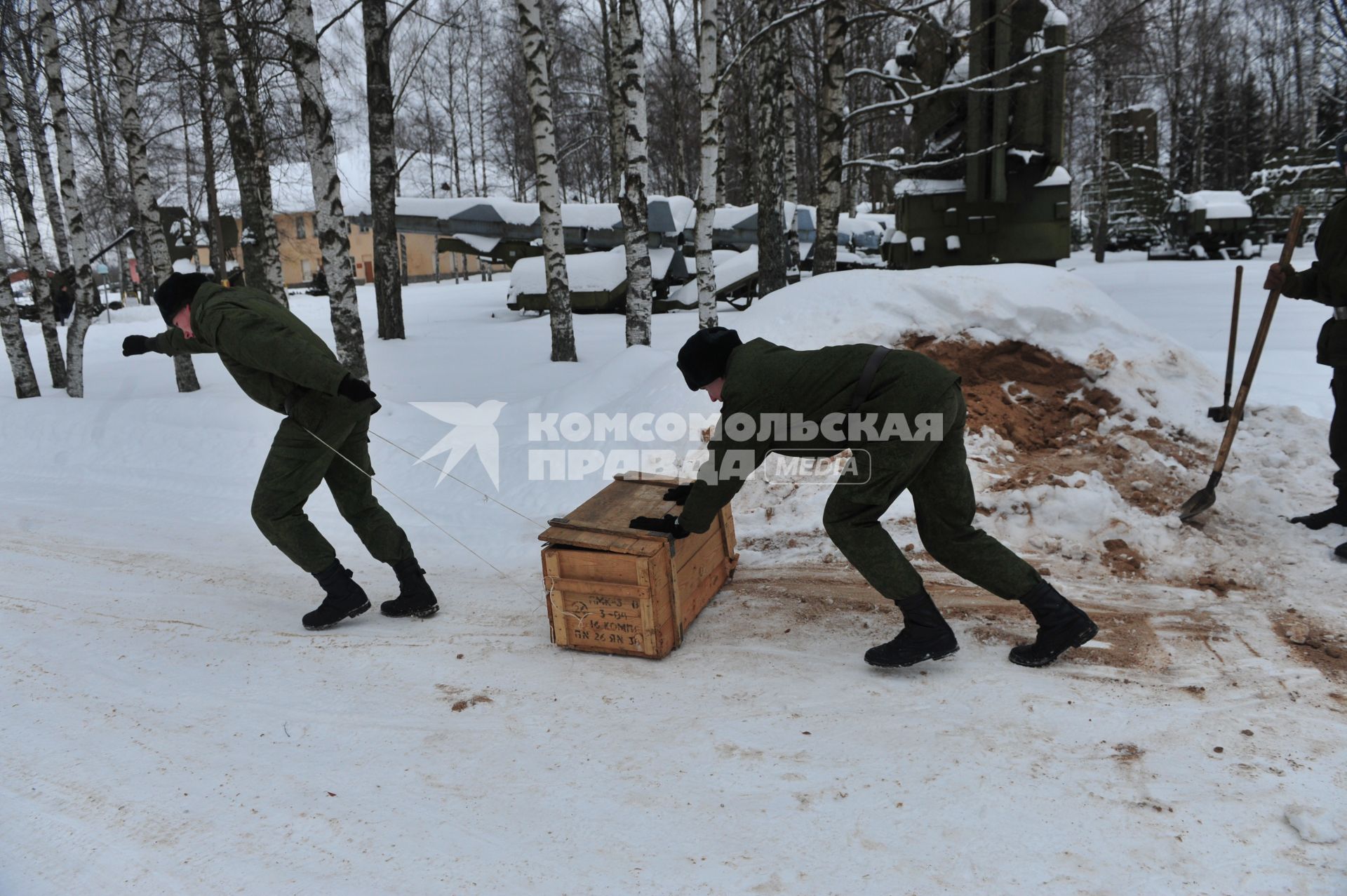 6-я бригада ПВО. На снимке: военнослужащие тащут ящик.