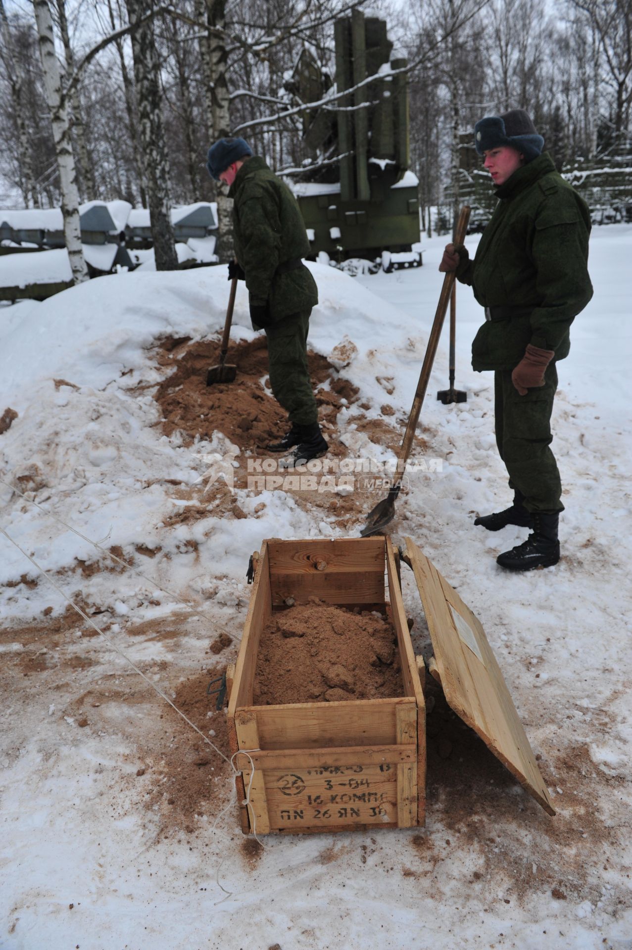 6-я бригада ПВО. На снимке: военнослужащие и ящик с песком.