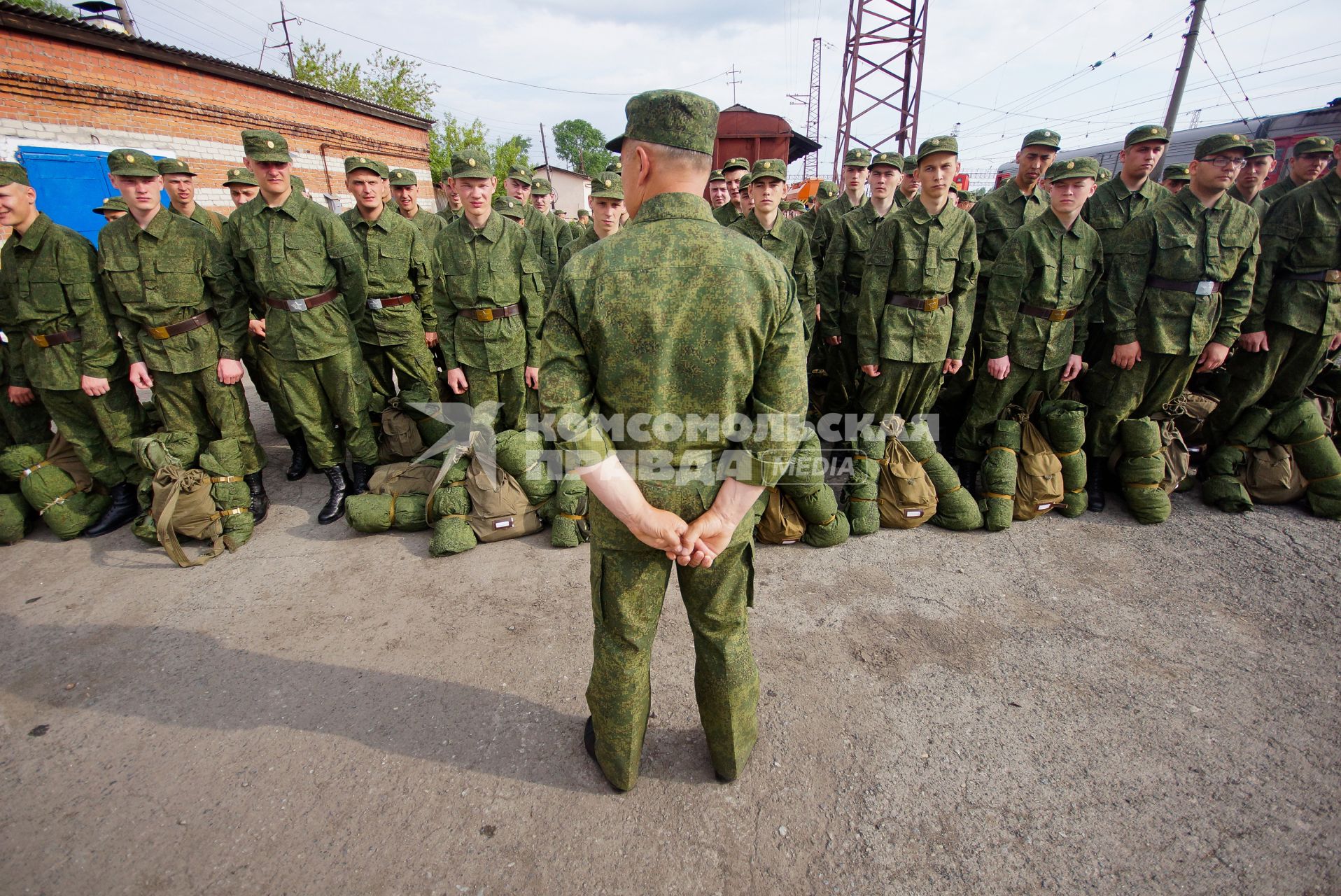 Офицер разговаривает с призывниками.