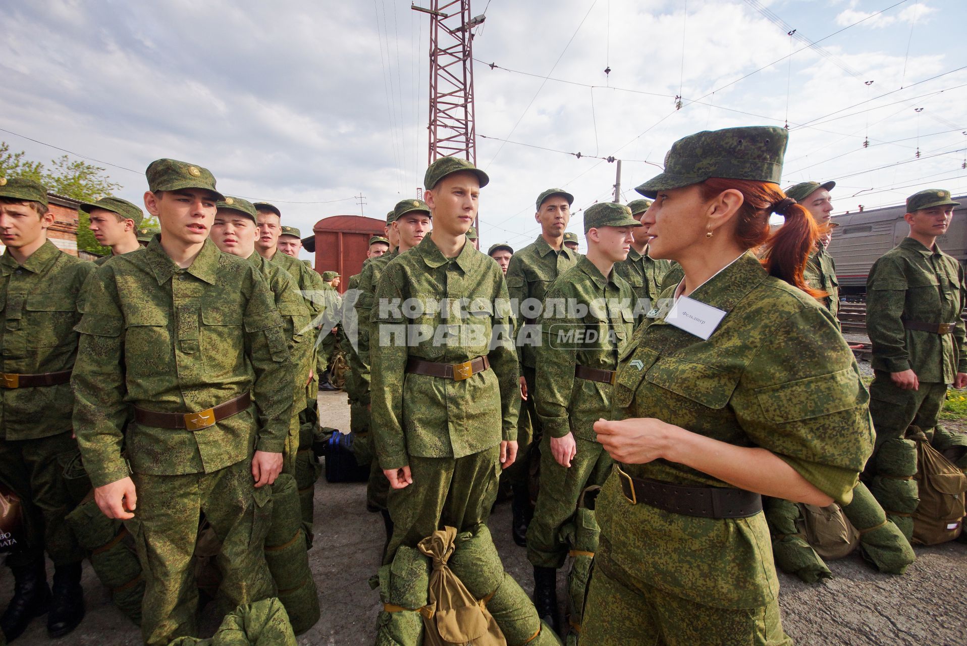 Фельдшер осматривает солдат призывников перед посадкой в поезд.