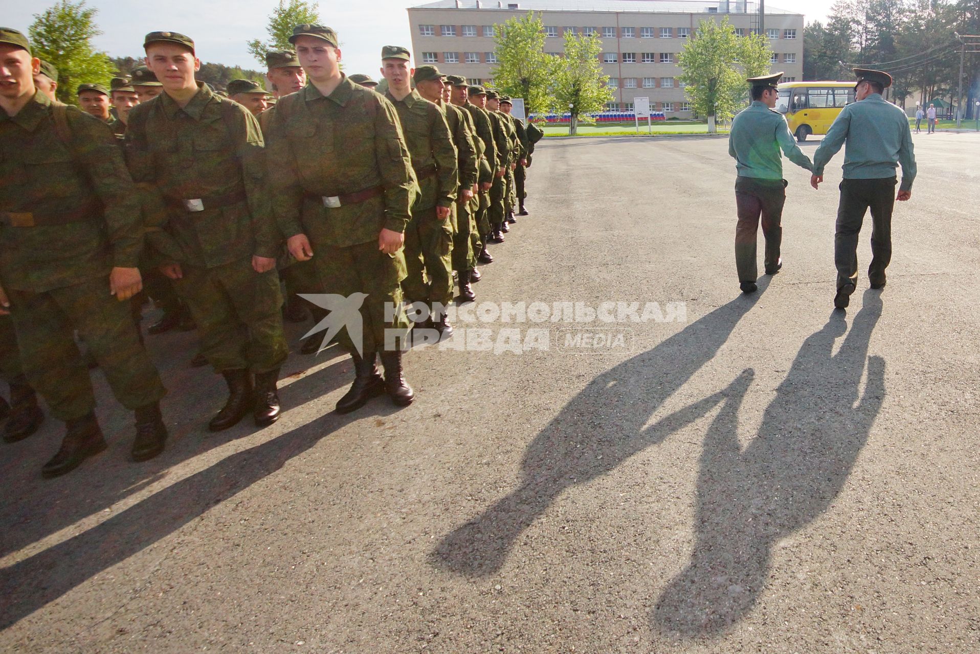 Два офицера проходят мимо строя новобранцев.