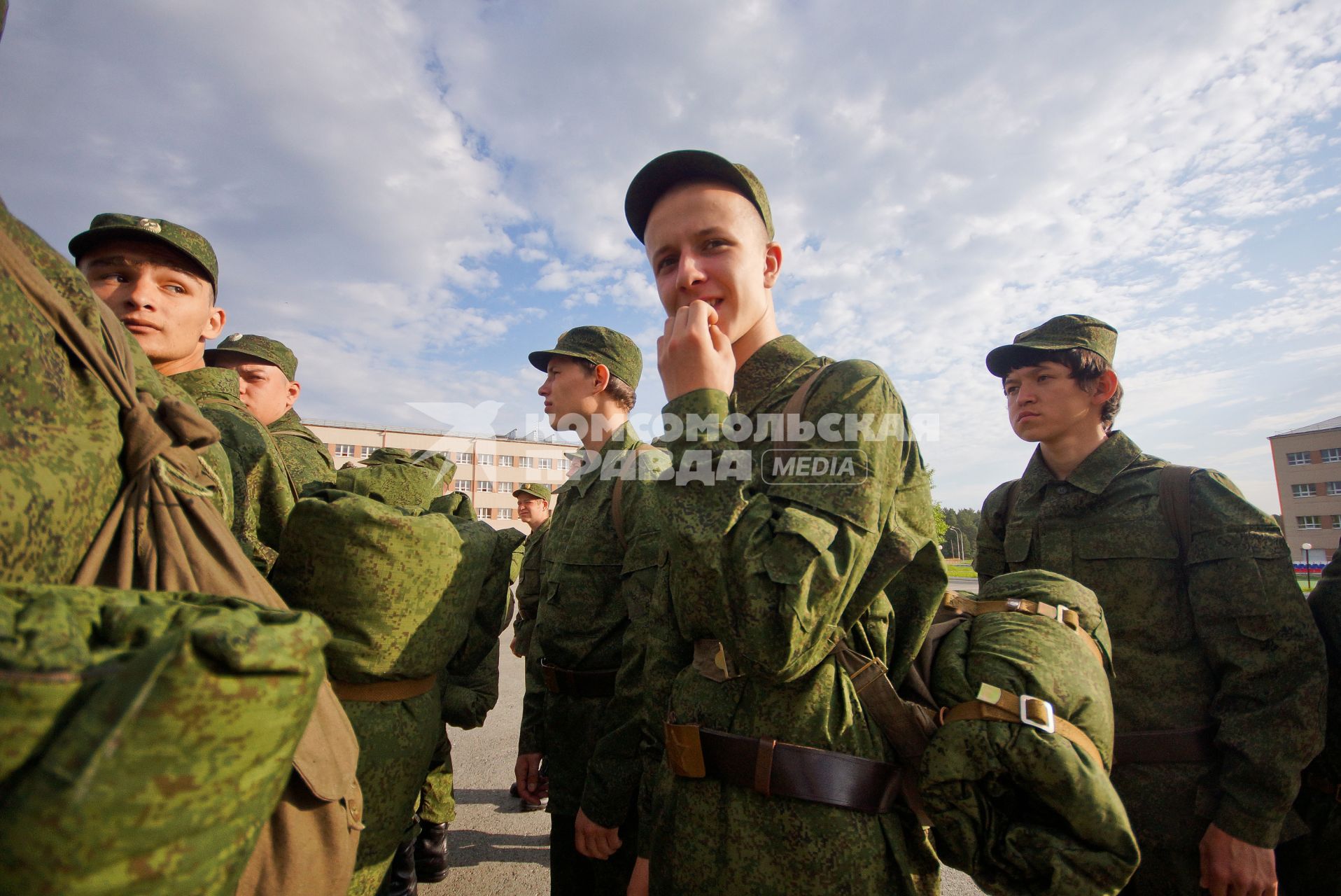 Новобранец грызет ногти стоя в строю.