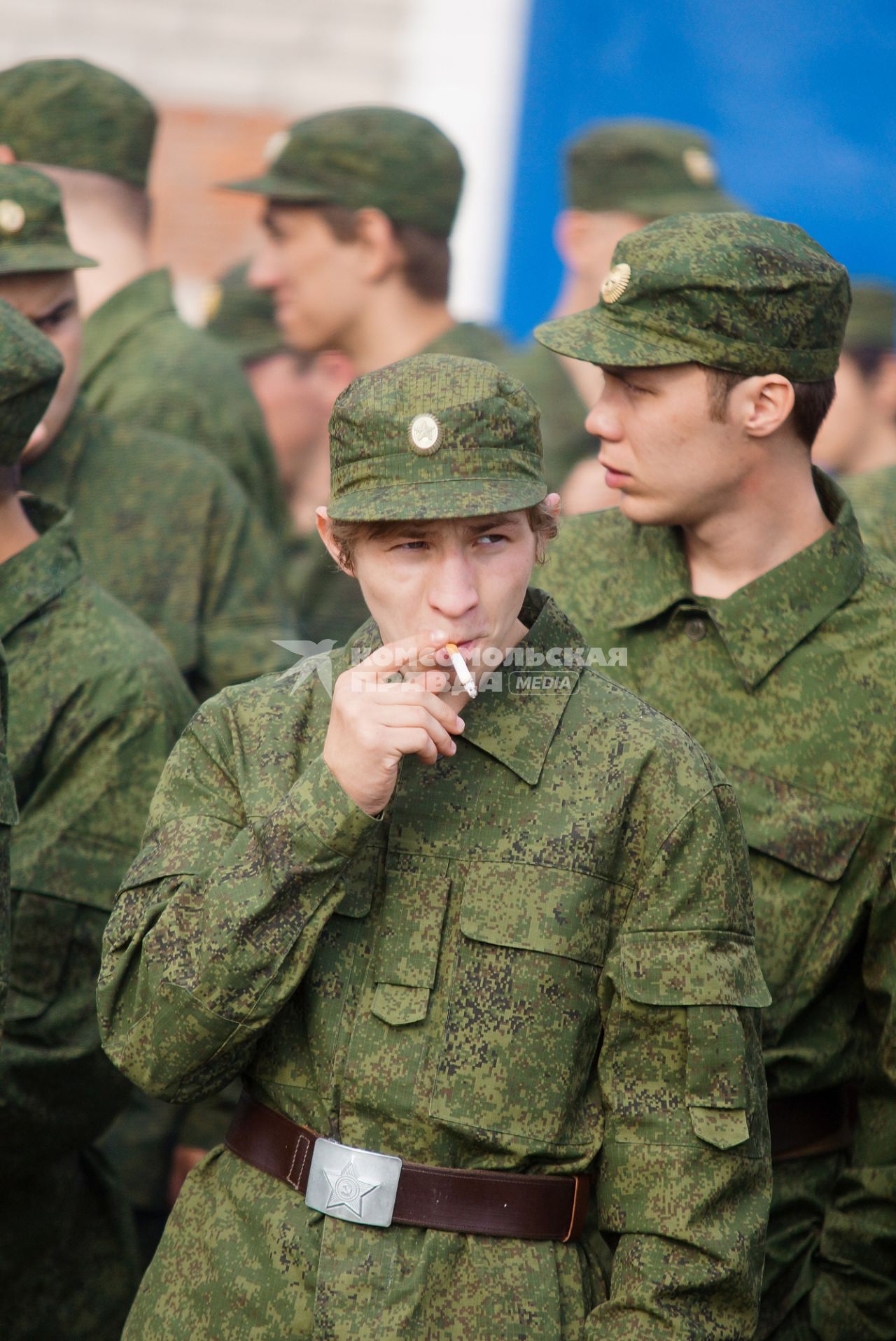 Призывник курит сигарету в строю перед отправкой в войска.