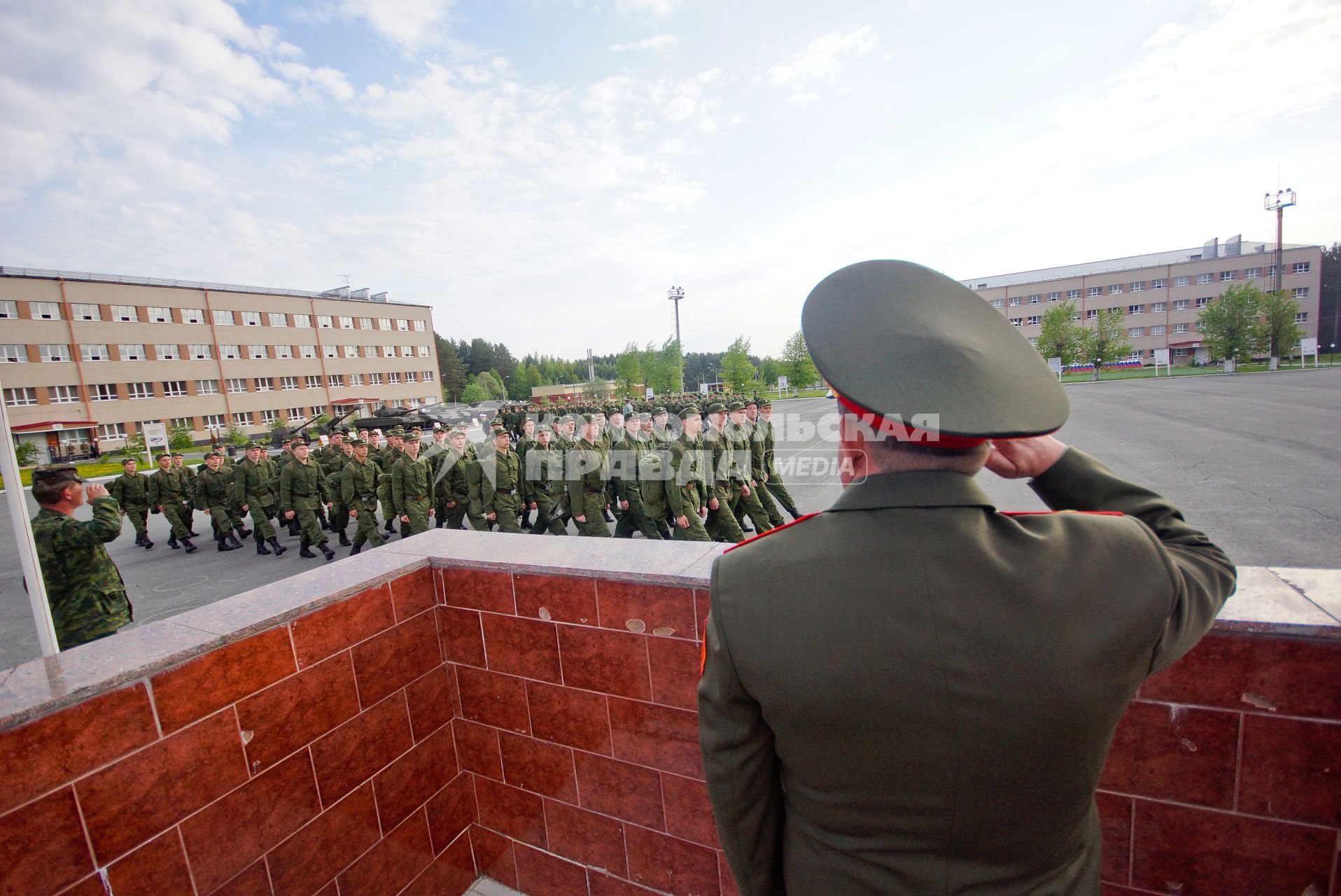 Призывники идут колонной по плацу перед отправкой в армию.