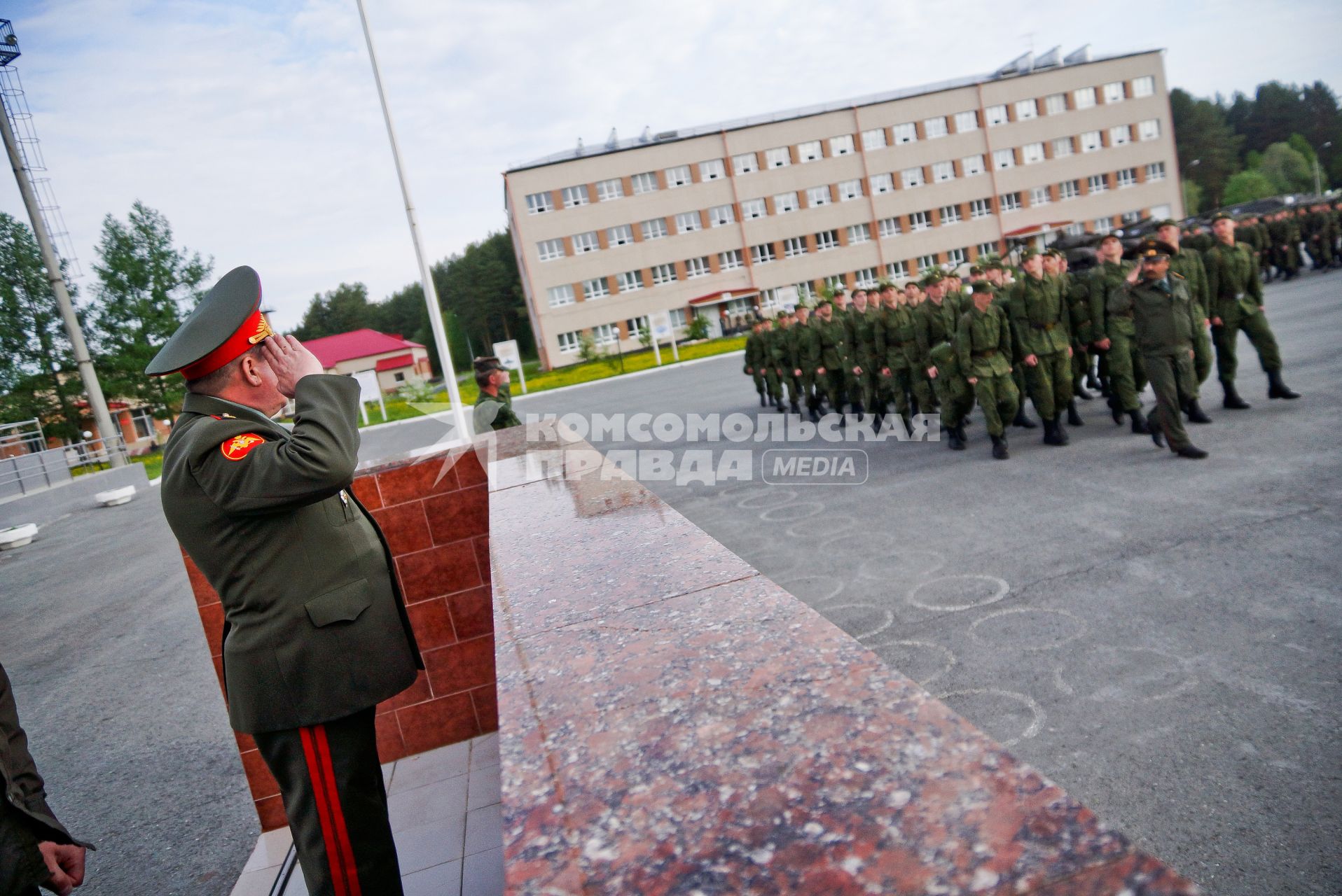 Призывники идут колонной по плацу перед отправкой в армию.