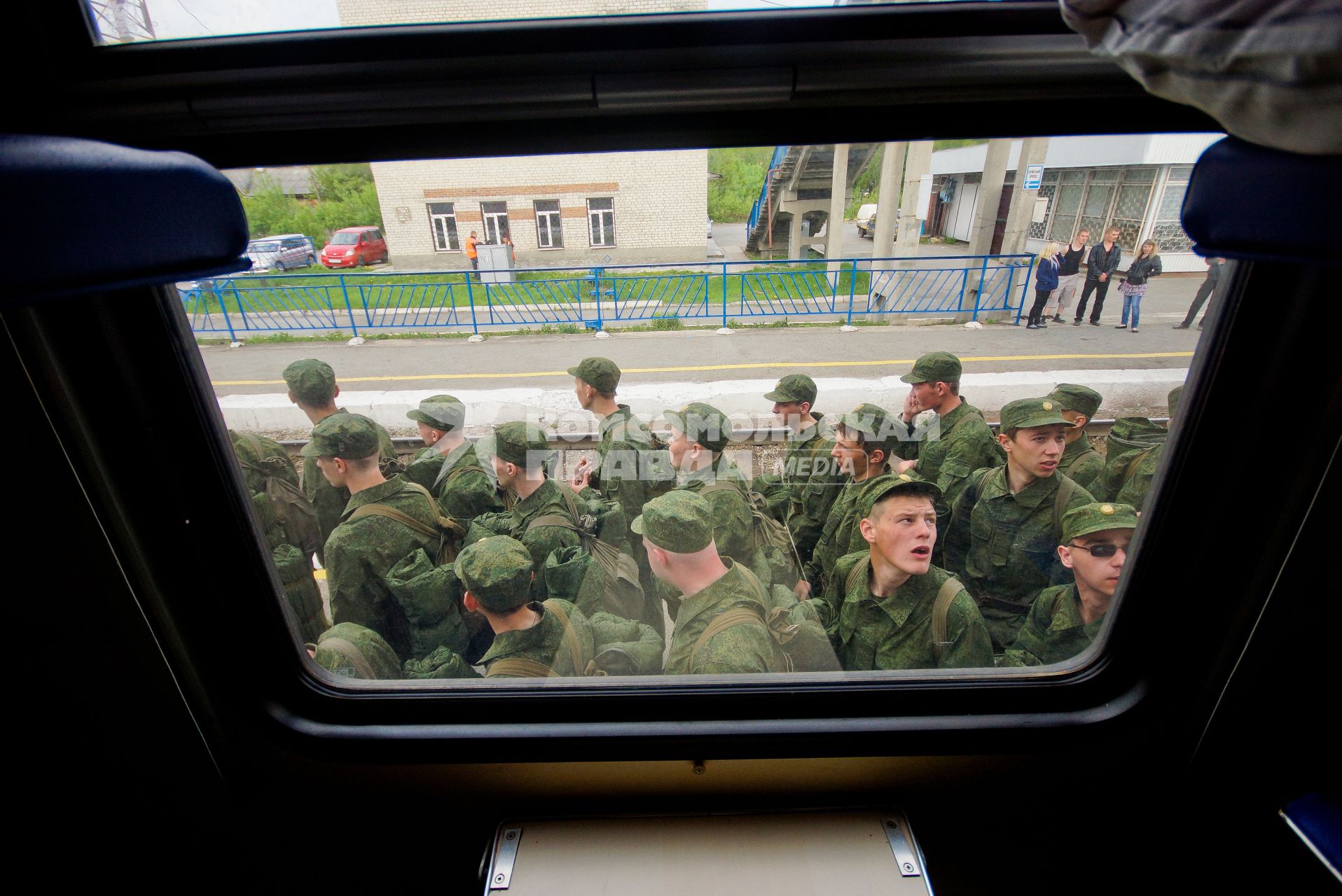 Призывники на вокзале перед посадкой в поезд.