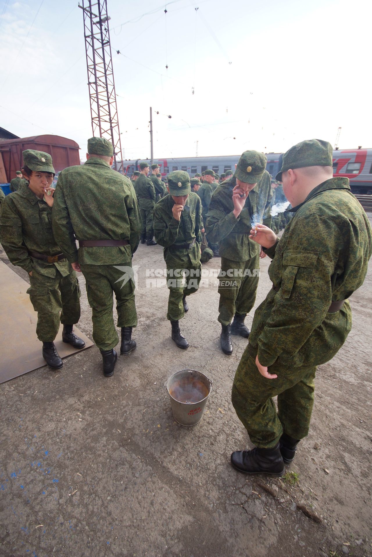 Солдаты докуривают сигареты перед отправкой в войска.