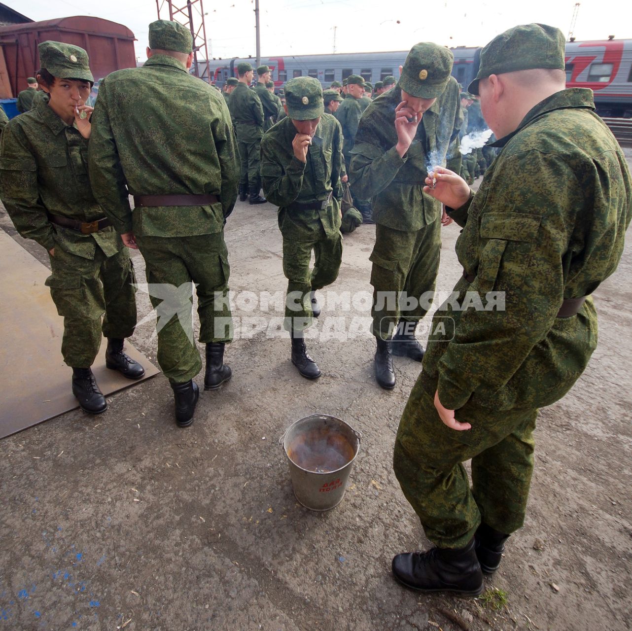 Солдаты докуривают сигареты перед отправкой в войска.