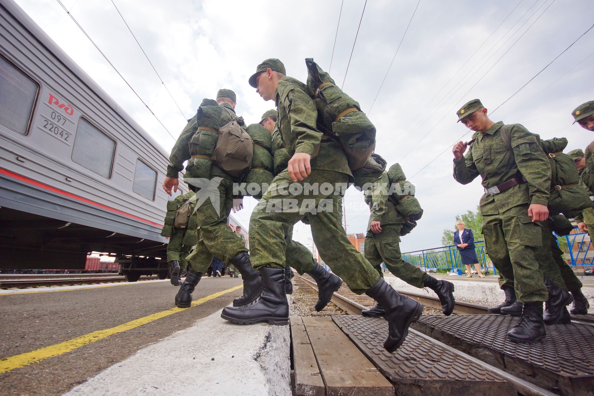 Солдаты призывники идут к поезду.