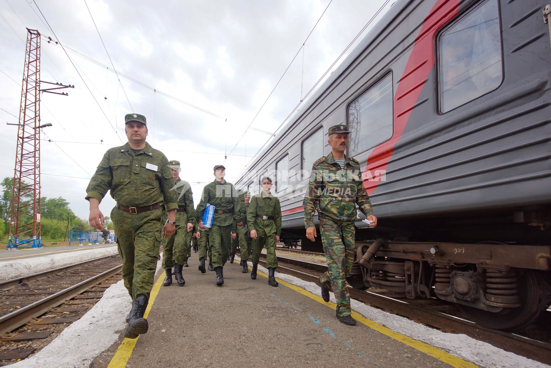 Солдаты призывники идут к поезду.