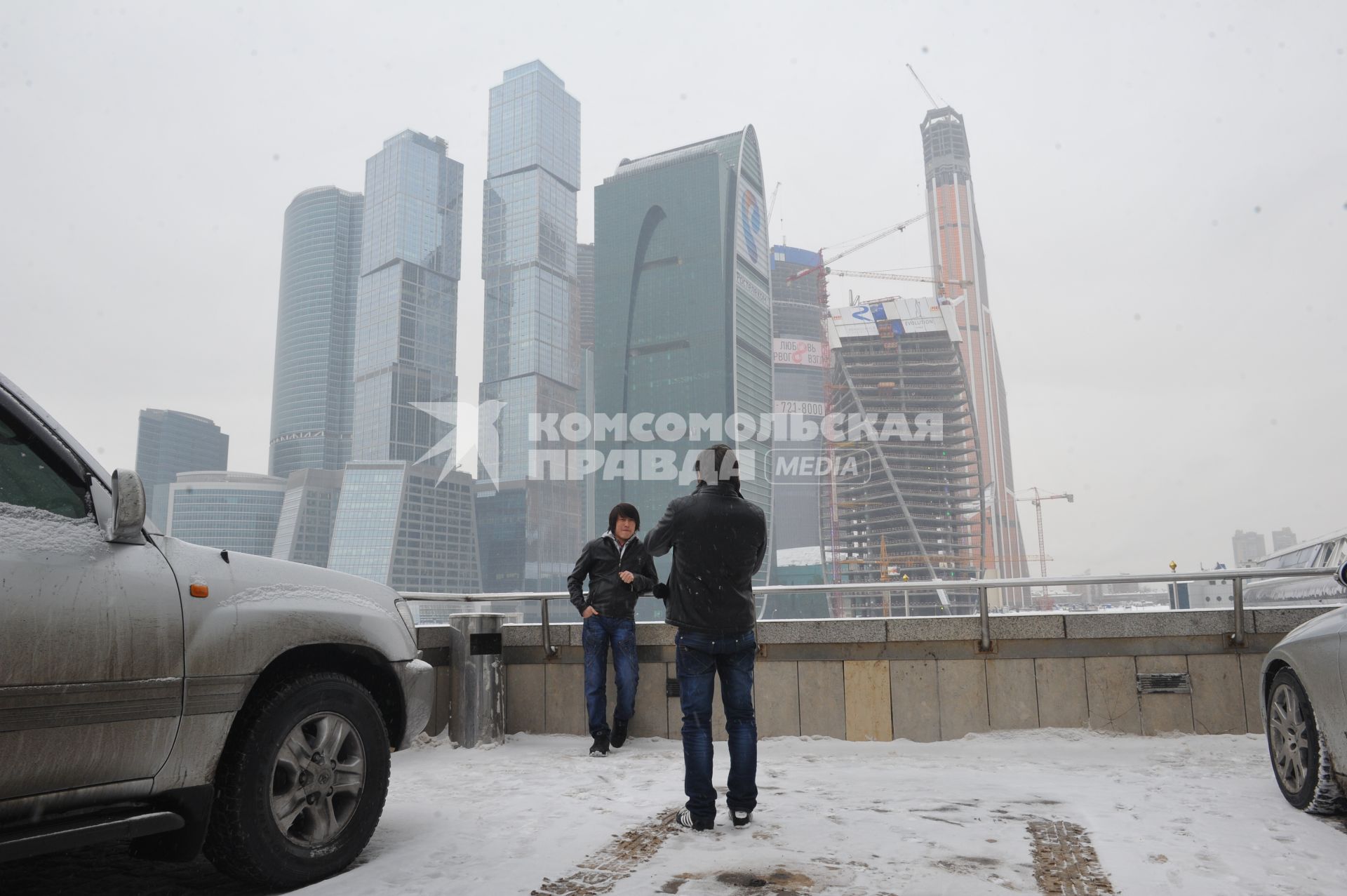 ММДЦ `Москва-Сити`. На снимке:  молодой человек фотографируется на фоне `Москва-Сити`.