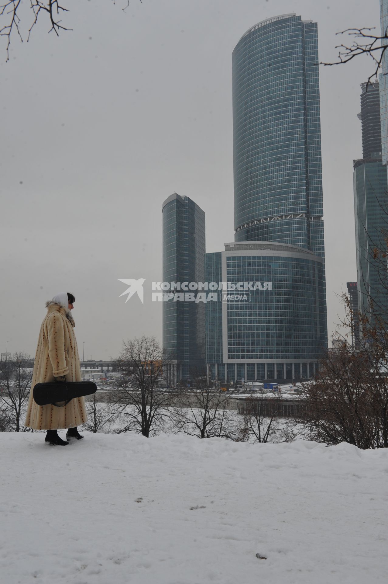 ММДЦ `Москва-Сити`. На снимке: женщина со скрипкой.
