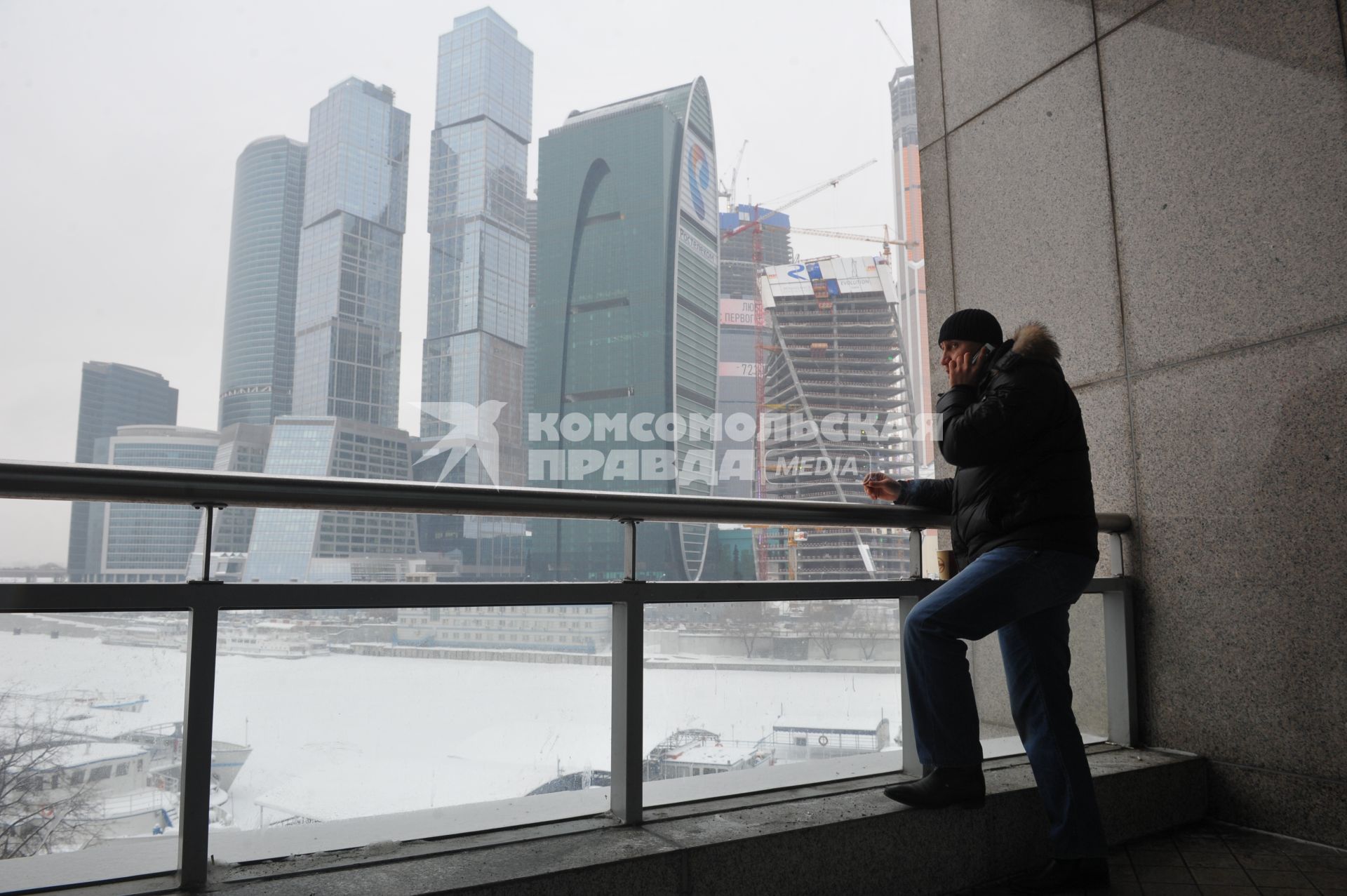 ММДЦ `Москва-Сити`. На снимке: мужчина разговаривает по мобильному телефону.
