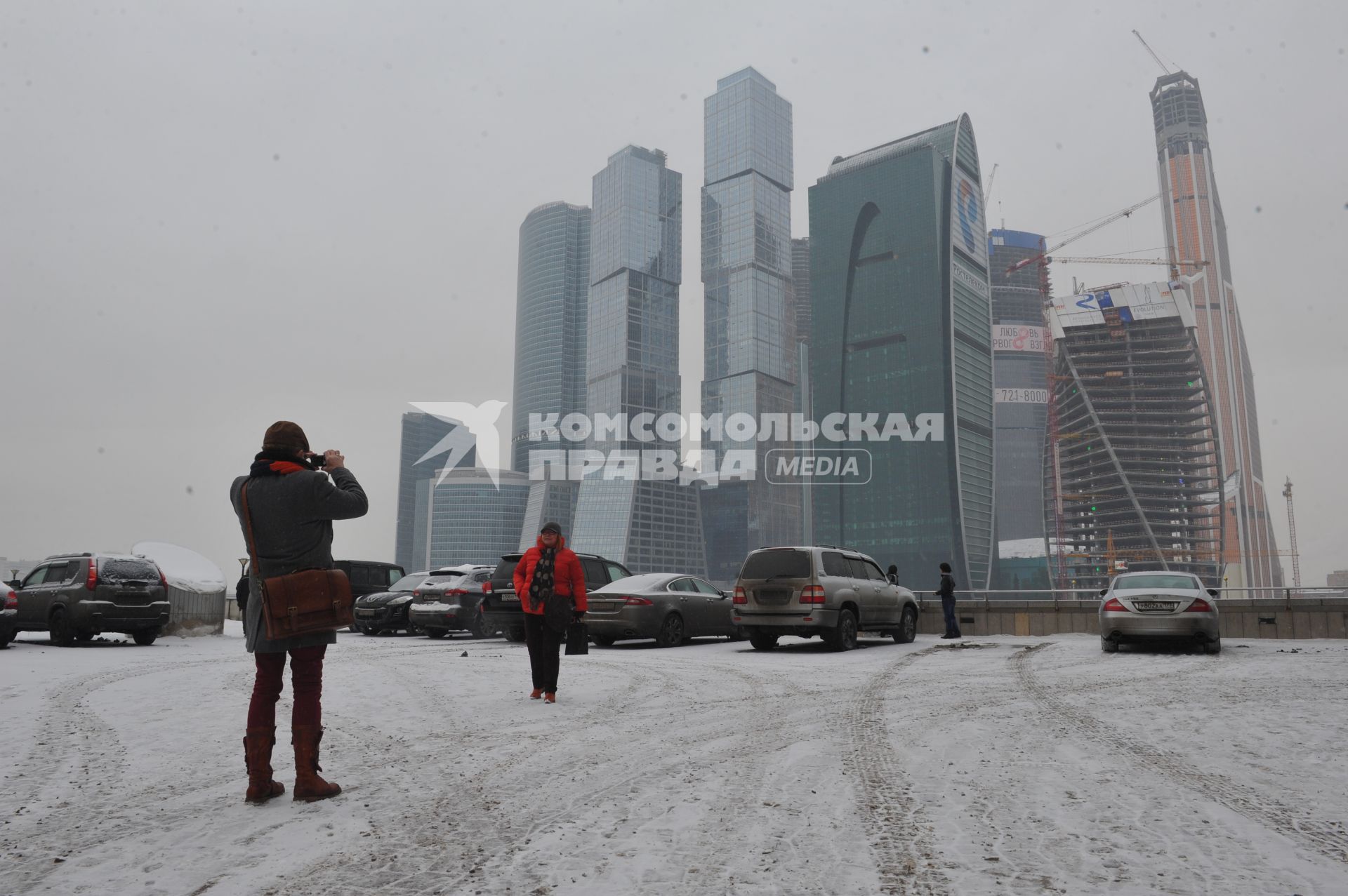 ММДЦ `Москва-Сити`. На снимке:  женщина фотографируется на фоне `Москва-Сити`.