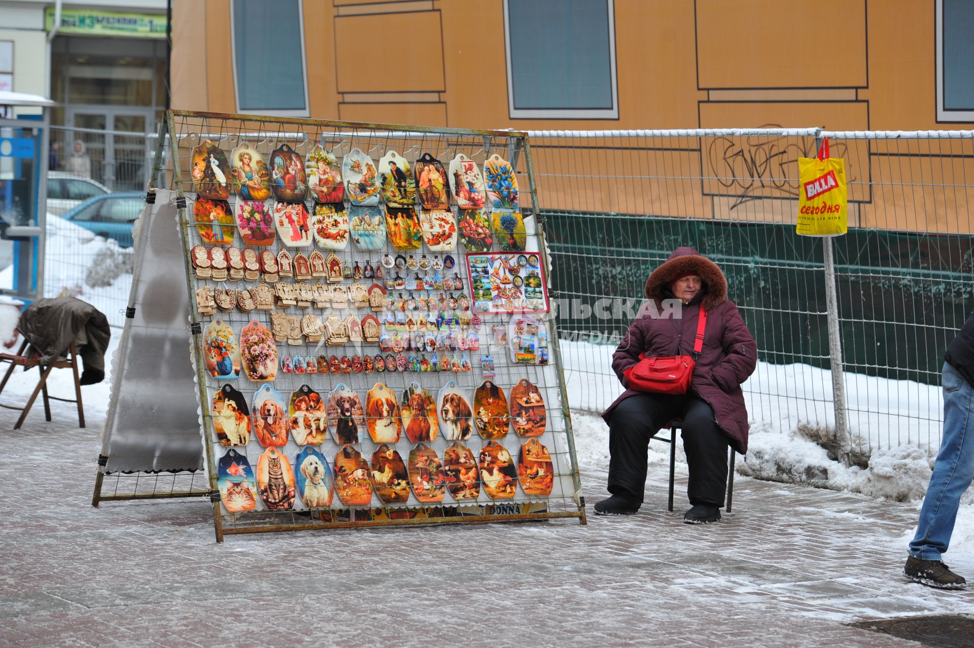 Старый Арбат. На снимке: женщина торгует сувенирной продукцией