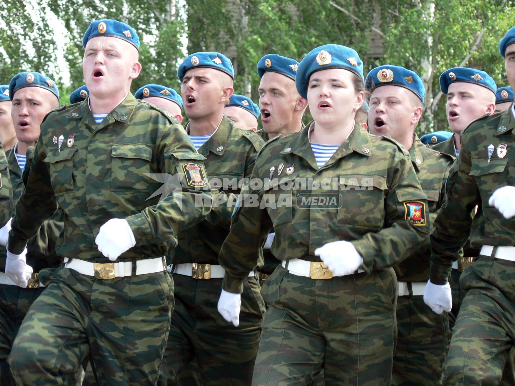 День ВДВ. На снимке: в строю десантников идет женщина.