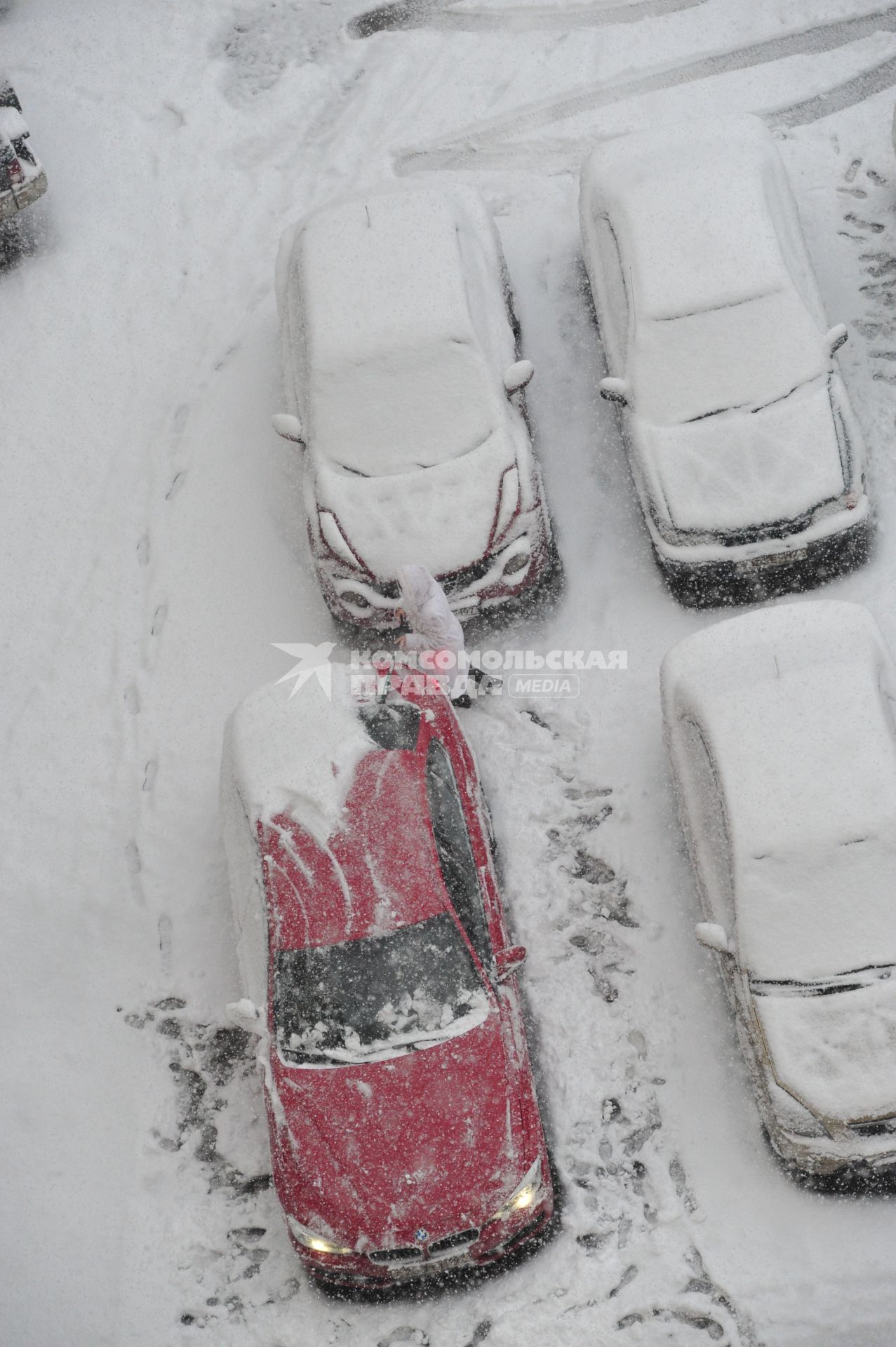 Снегопад. На снимке: автомобили в снегу.