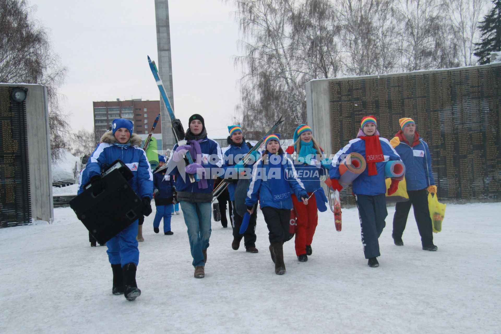 Старт патриотическая акции `Снежный десант`. На снимке: группа молодых людей в ярких костюмах с походными атрибутами: палатка, полиуретановый коврик.