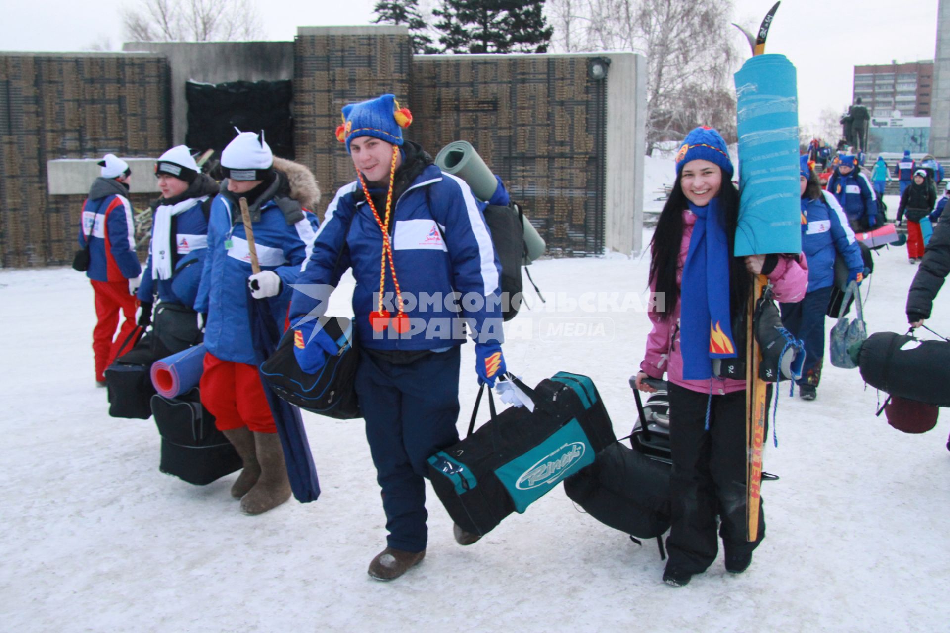 Старт патриотическая акции `Снежный десант`. На снимке: группа молодых людей в ярких костюмах с походными атрибутами: палатка, полиуретановый коврик.