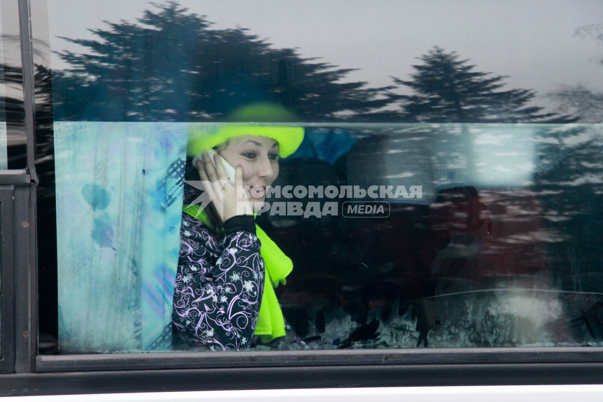 Старт патриотическая акции `Снежный десант`. На снимке: девушка в яркой зимней одежде сидит в автобусе, разговаривает по мобильному телефону.