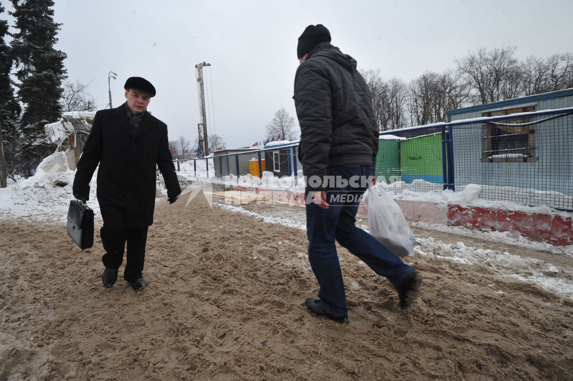 Изменения транспортного движения в районе метро `Динамо` в связи со строительством станции метрополитена `Петровский парк`. На снимке: прохожие у временного ограждения у метро `Динамо`.