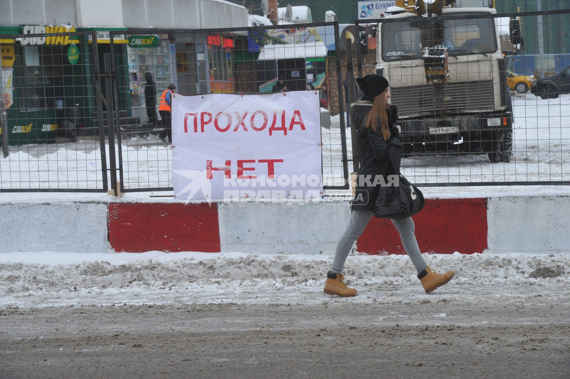 Изменения транспортного движения в районе метро `Динамо` в связи со строительством станции метрополитена `Петровский парк`. На снимке: прохожие у временного ограждения у метро `Динамо`.