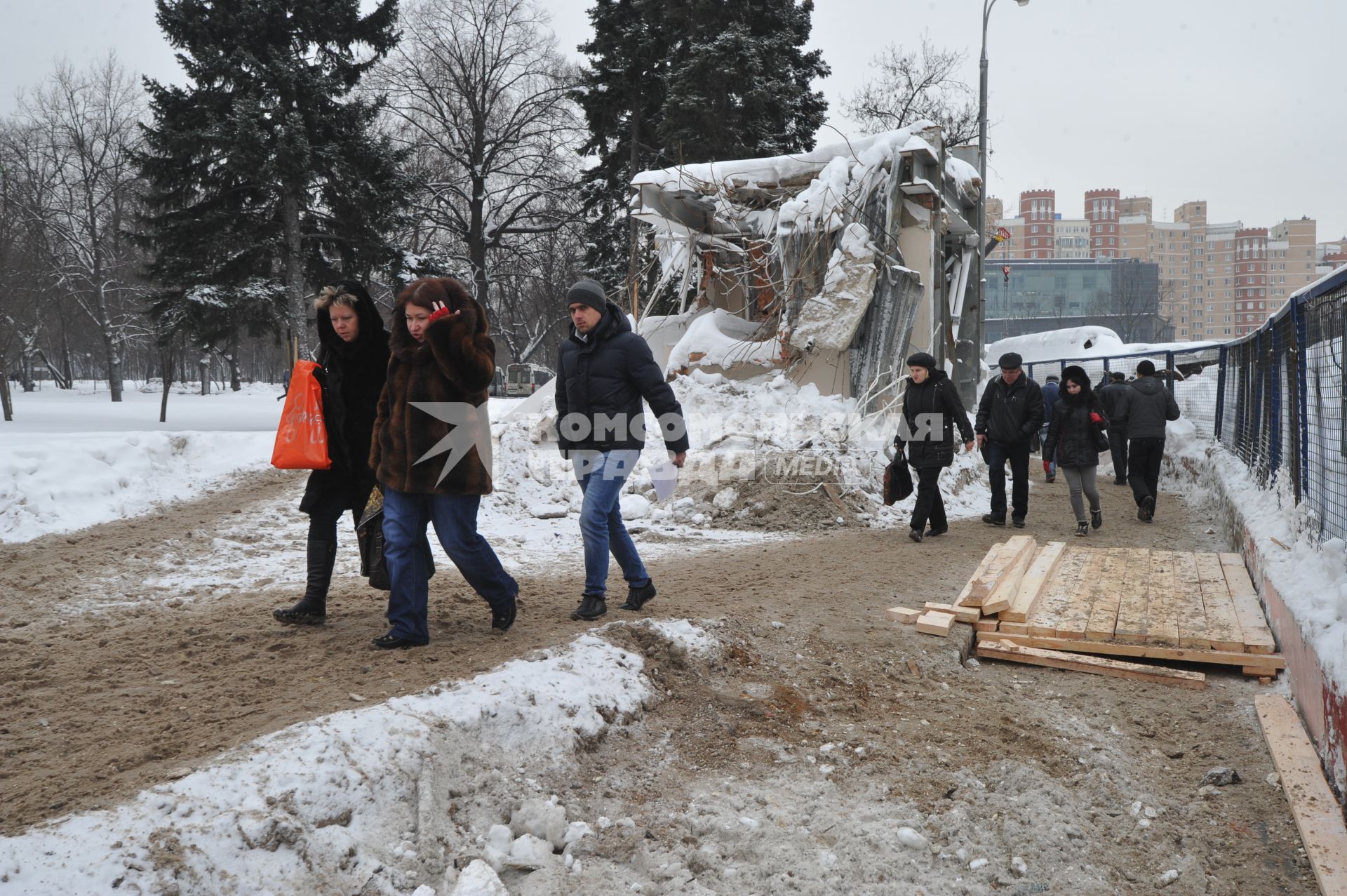 Изменения транспортного движения в районе метро `Динамо` в связи со строительством станции метрополитена `Петровский парк`. На снимке: прохожие у временного ограждения у метро `Динамо`.