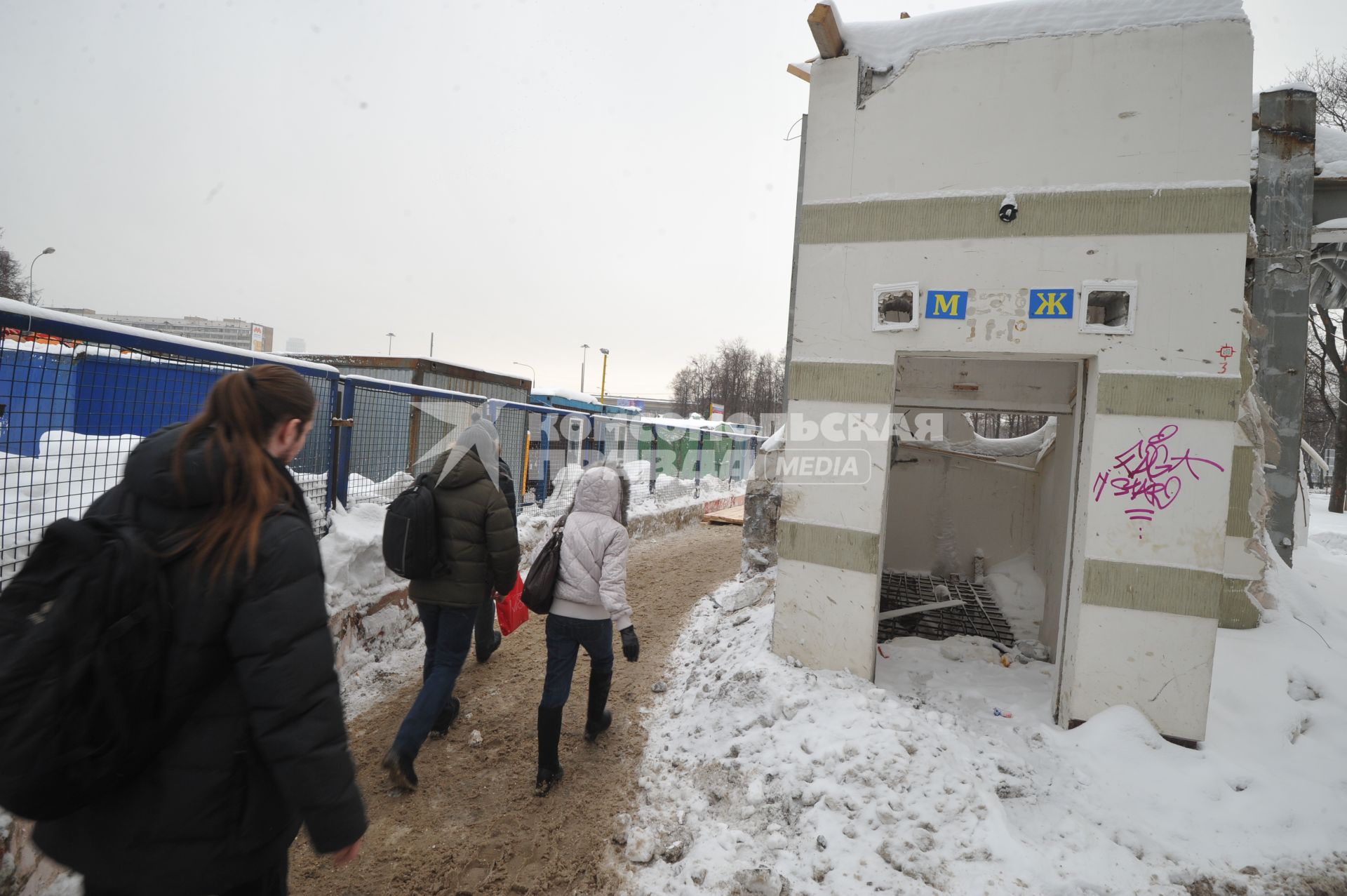 Изменения транспортного движения в районе метро `Динамо` в связи со строительством станции метрополитена `Петровский парк`. На снимке: прохожие у временного ограждения у метро `Динамо`.