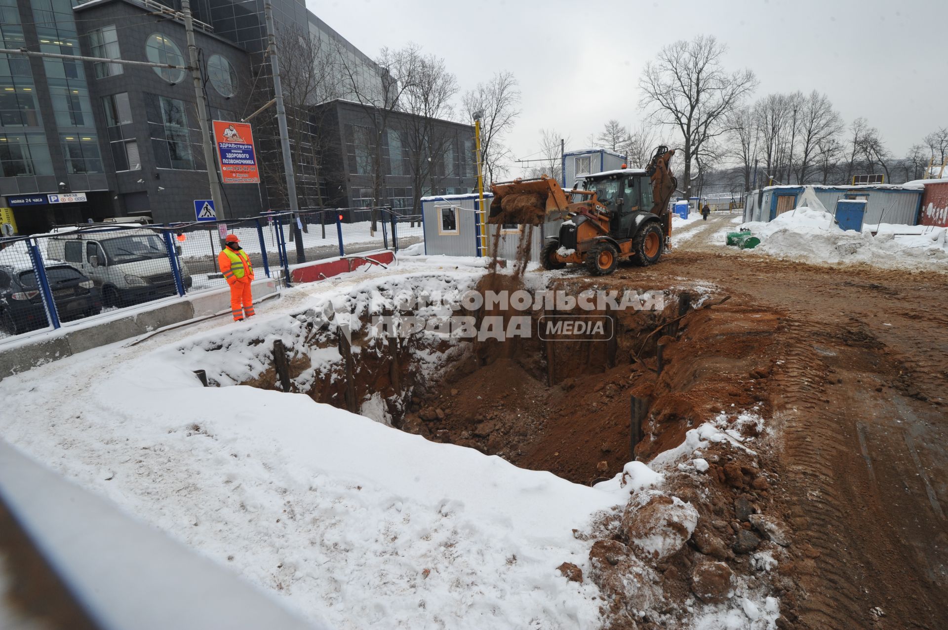 Строительство станции метрополитена `Петровский парк`. На снимке: экскаватор у котолована.