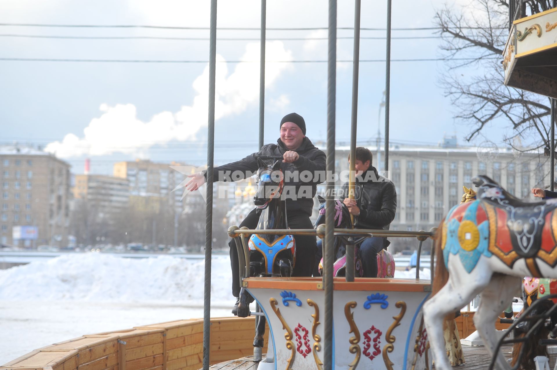 В ЦПКиО им.Горького на карусели катается компания парней.