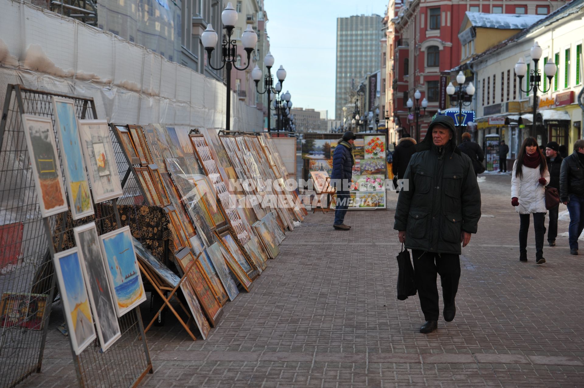 Старый Арбат. На снимке: торговля картинами.