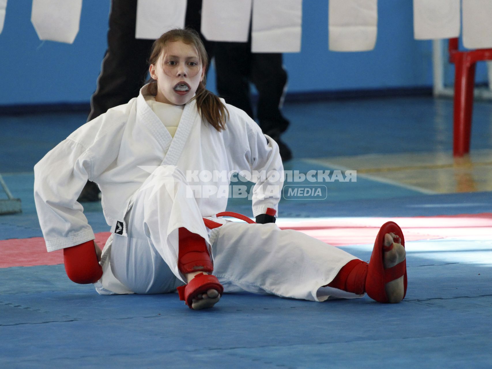 Кубок Алтайского края по карате WKF. На снимке: девушка в нокдауне.