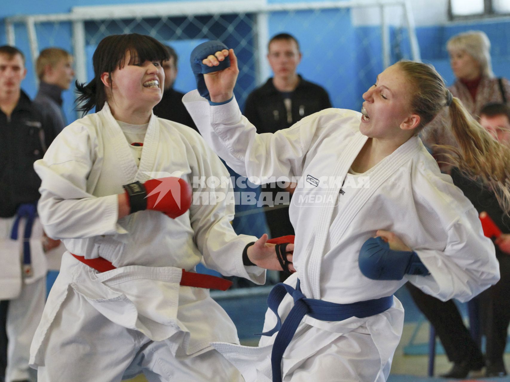 Кубок Алтайского края по карате WKF. На снимке: девушки дерутся.