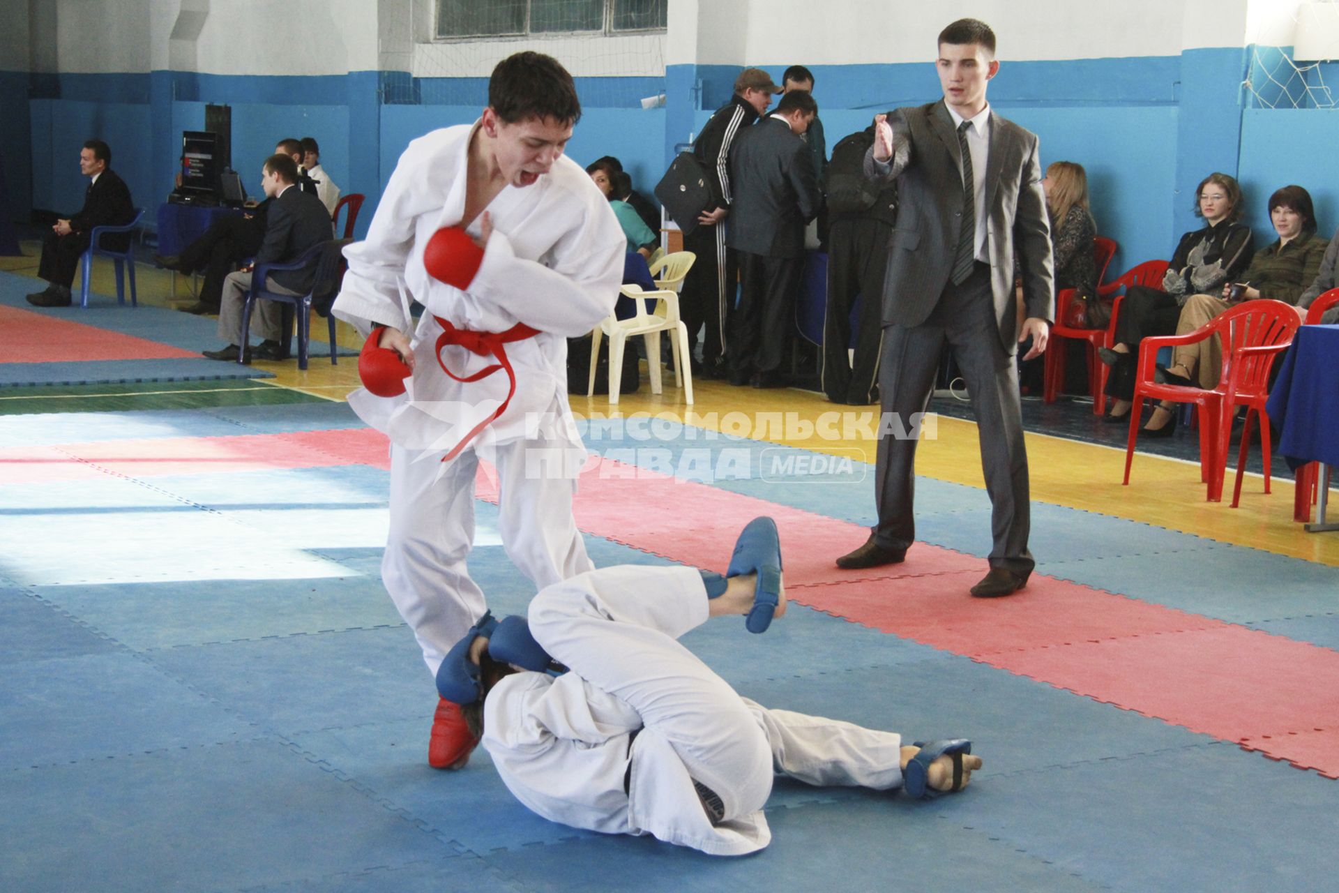 Кубок Алтайского края по карате WKF. На снимке: мужчины дерутся.