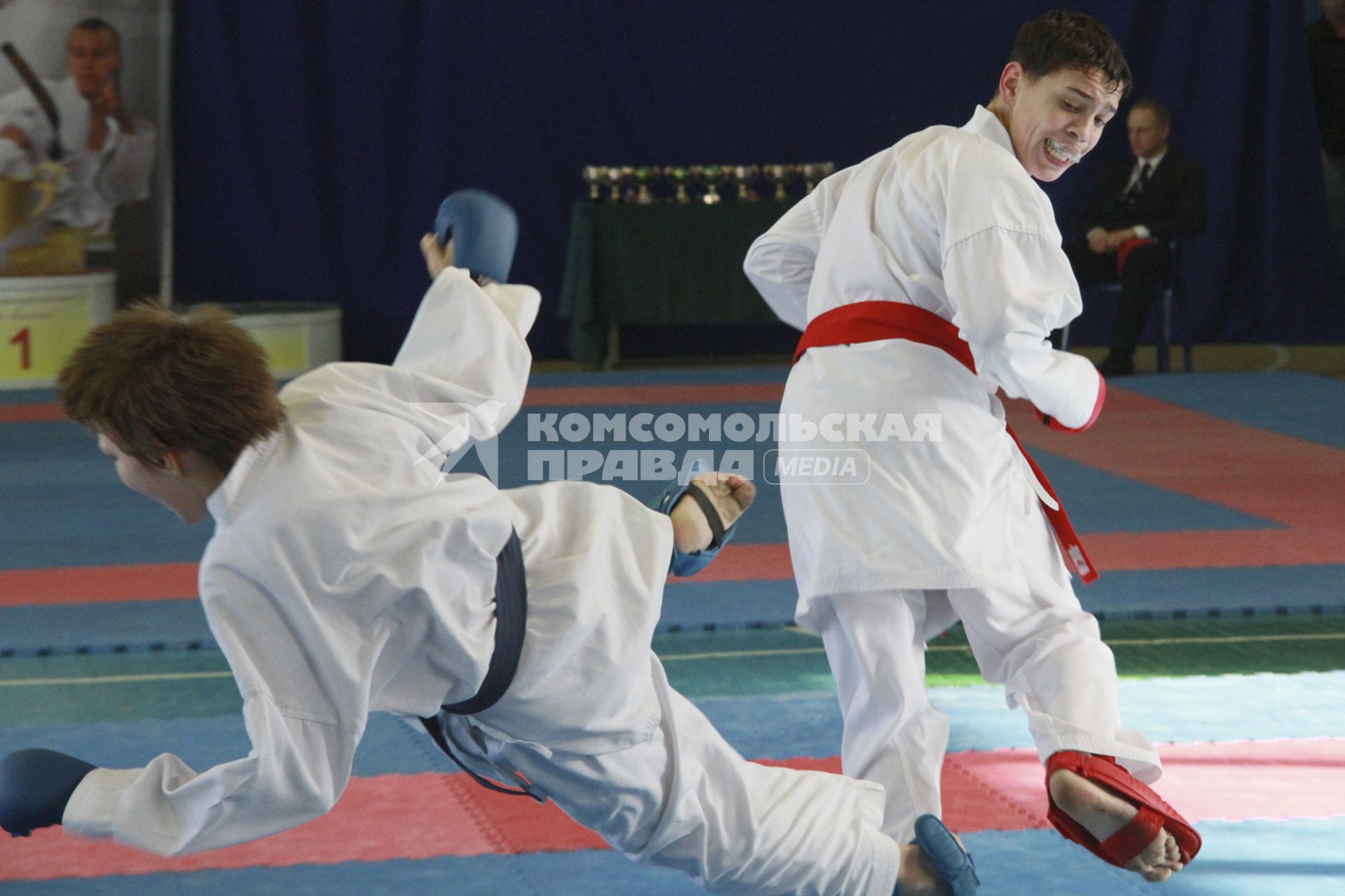 Кубок Алтайского края по карате WKF. На снимке: мужчины дерутся.