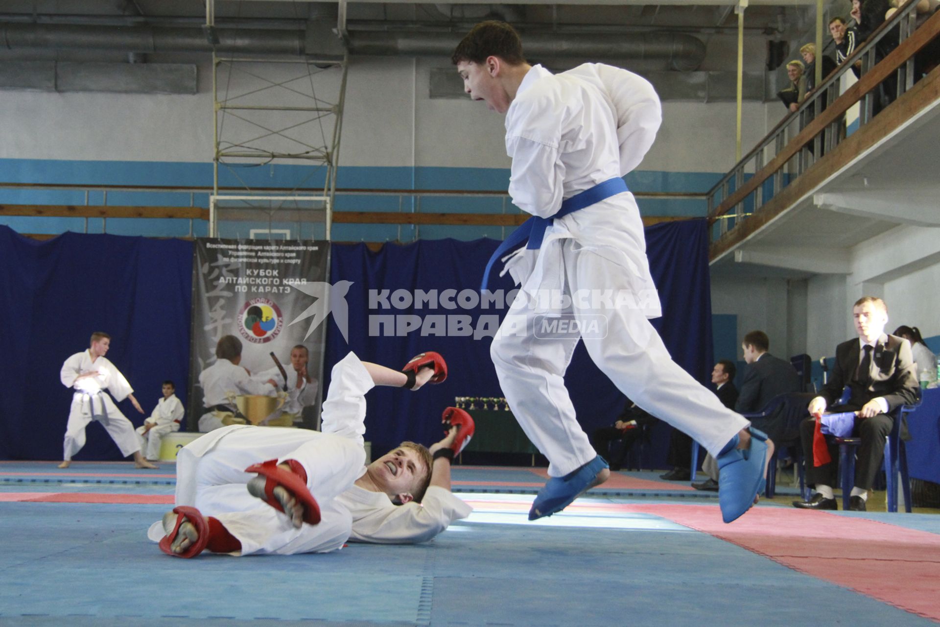 Кубок Алтайского края по карате WKF. На снимке: мужчины дерутся.