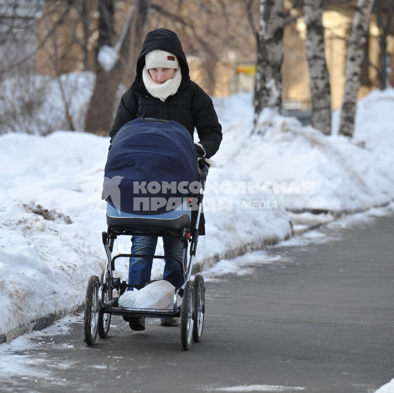 Женщина с детской коляской