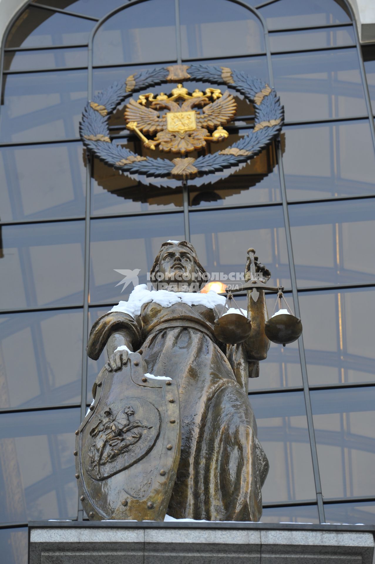 Статуя Фемиды на здании Верховного Суда РФ.