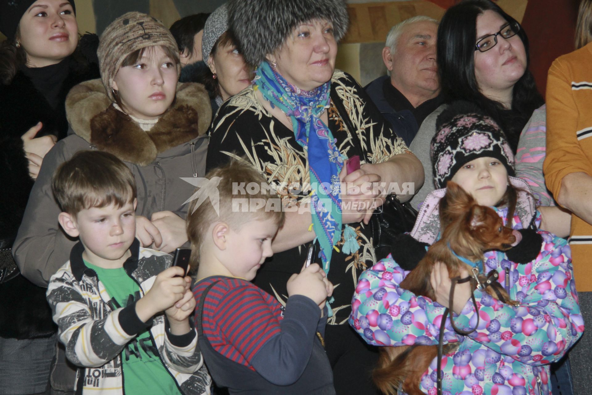 В Барнауле прошла выставка беспородных собак `Кубок Барбоса`. На снимке: дети фотографируют на мобильные телефоны участников выставки.