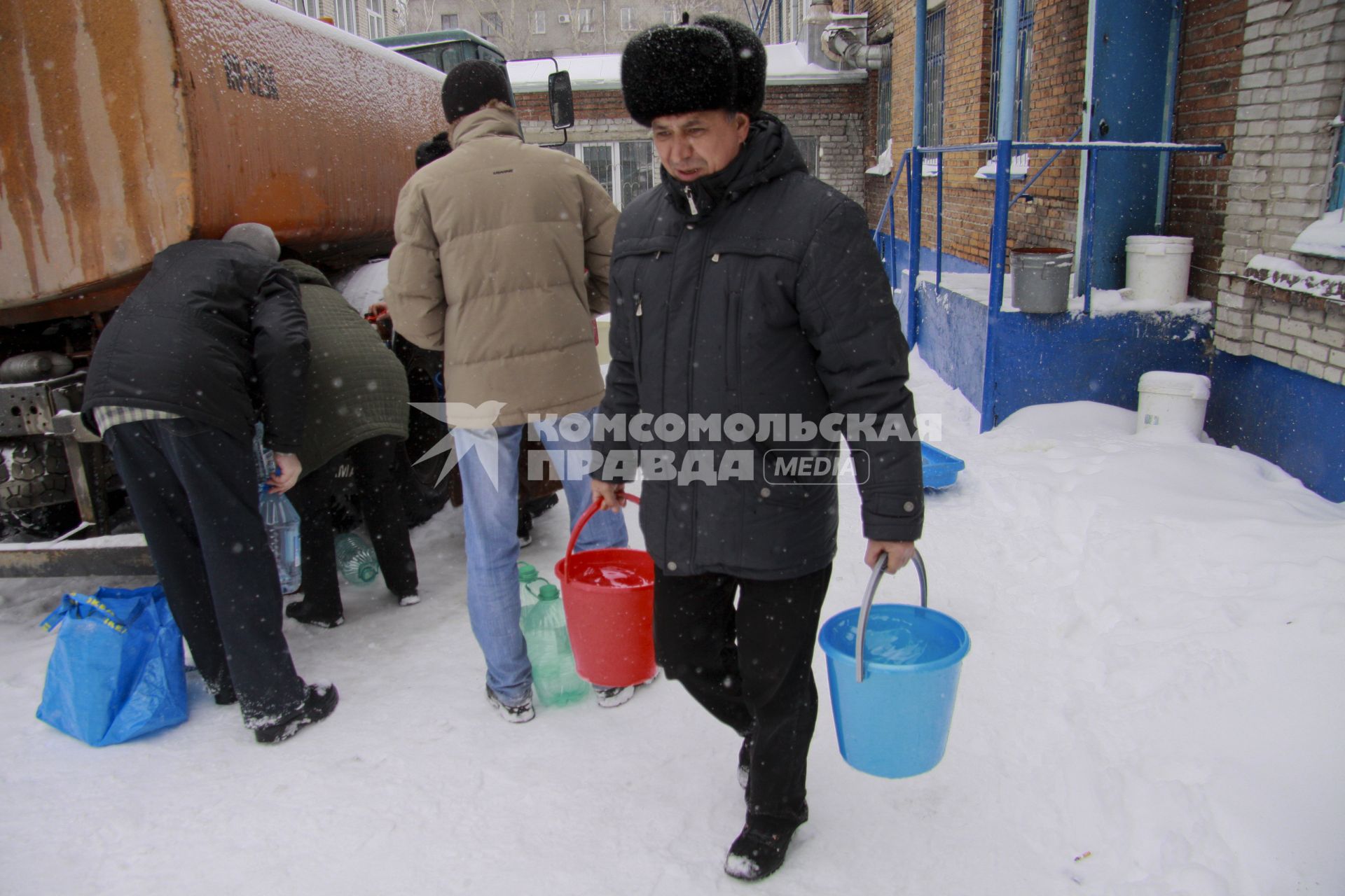 Аварийное отключение воды. На снимке: мужчина с ведрами воды.