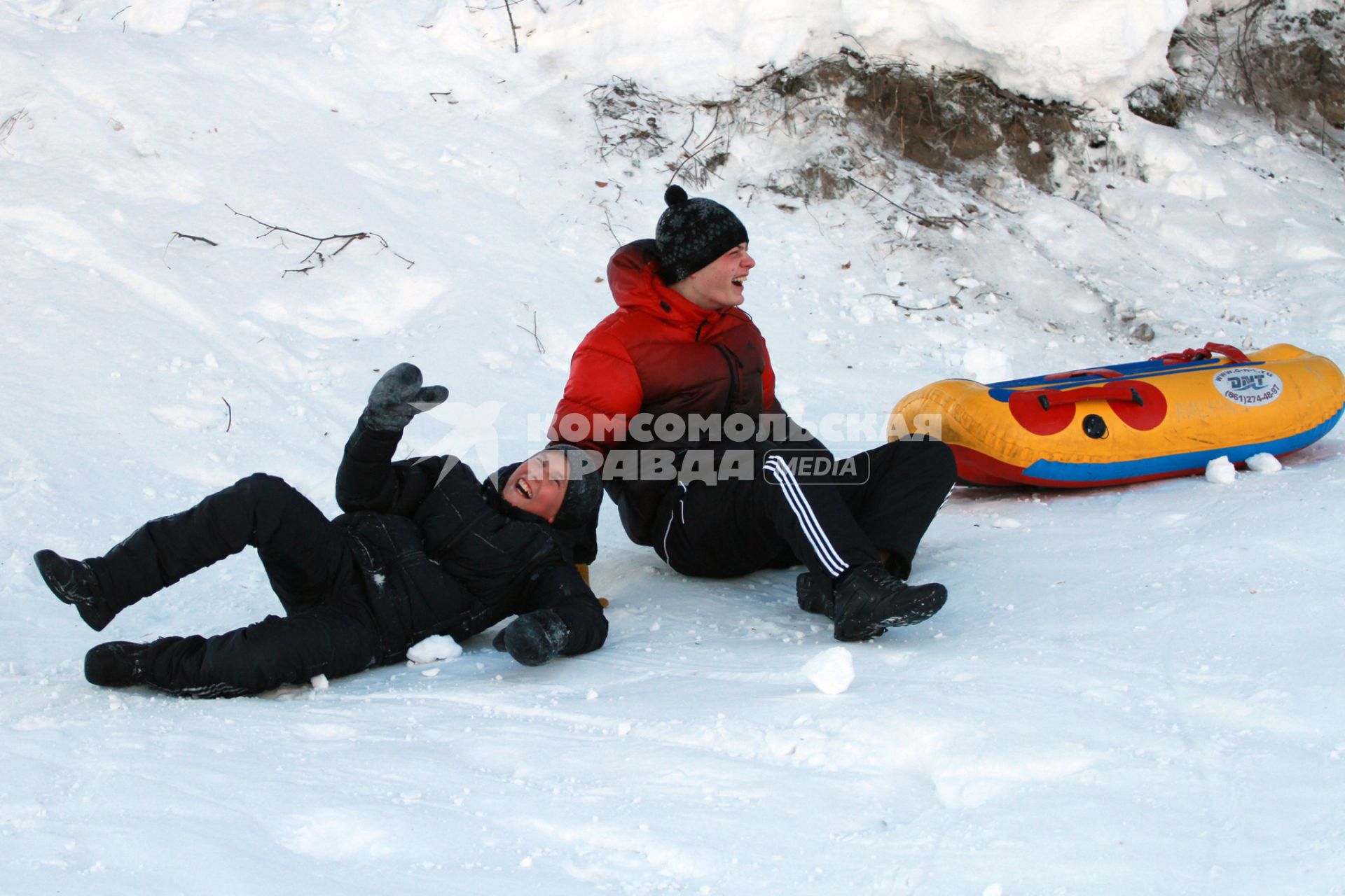 Ребята упали с надувной ледянки во время спуска со снежной горки.