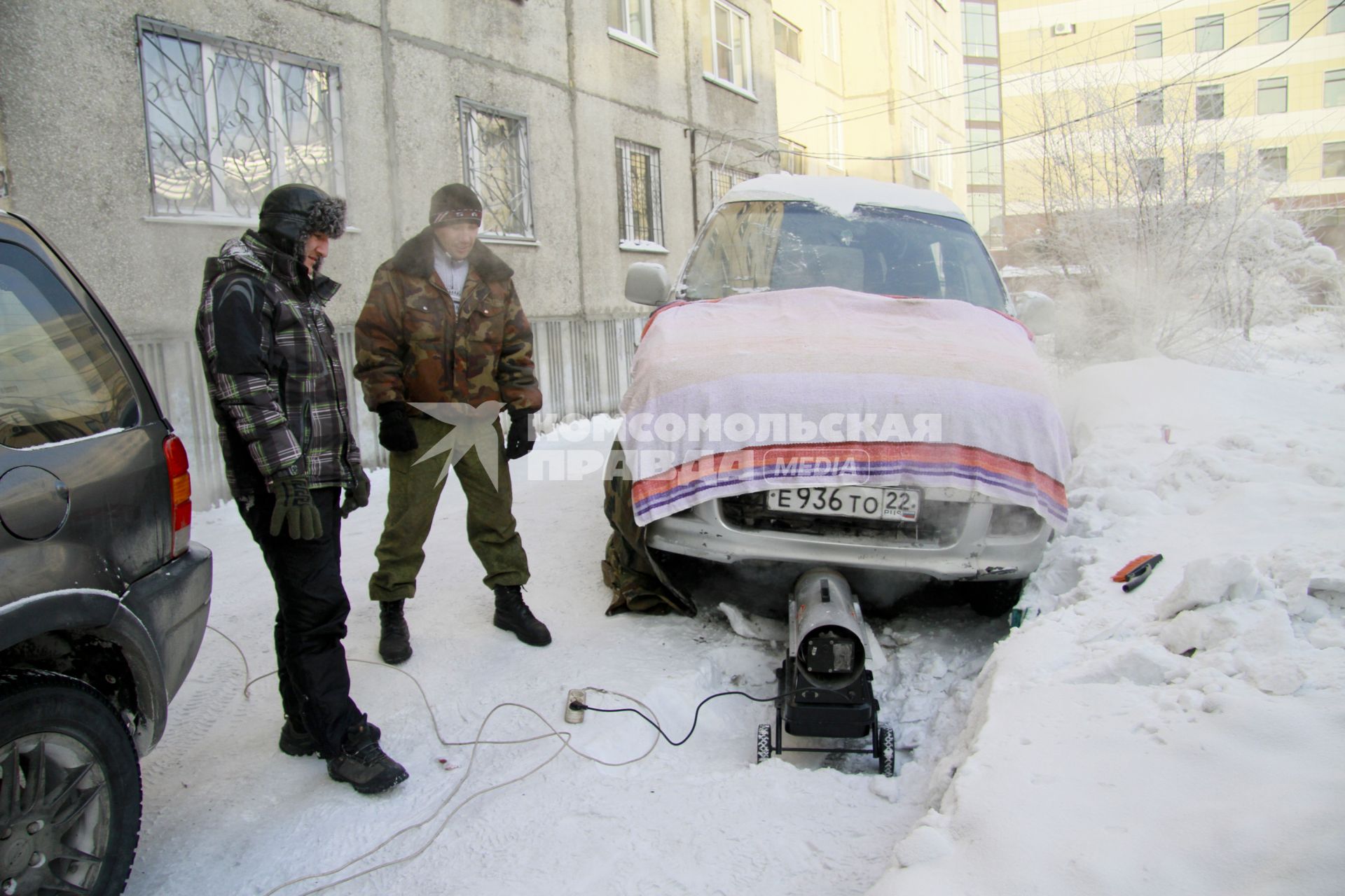 Барнаульские автолюбители прогревают автомобиль с помощью тепловой пушки.