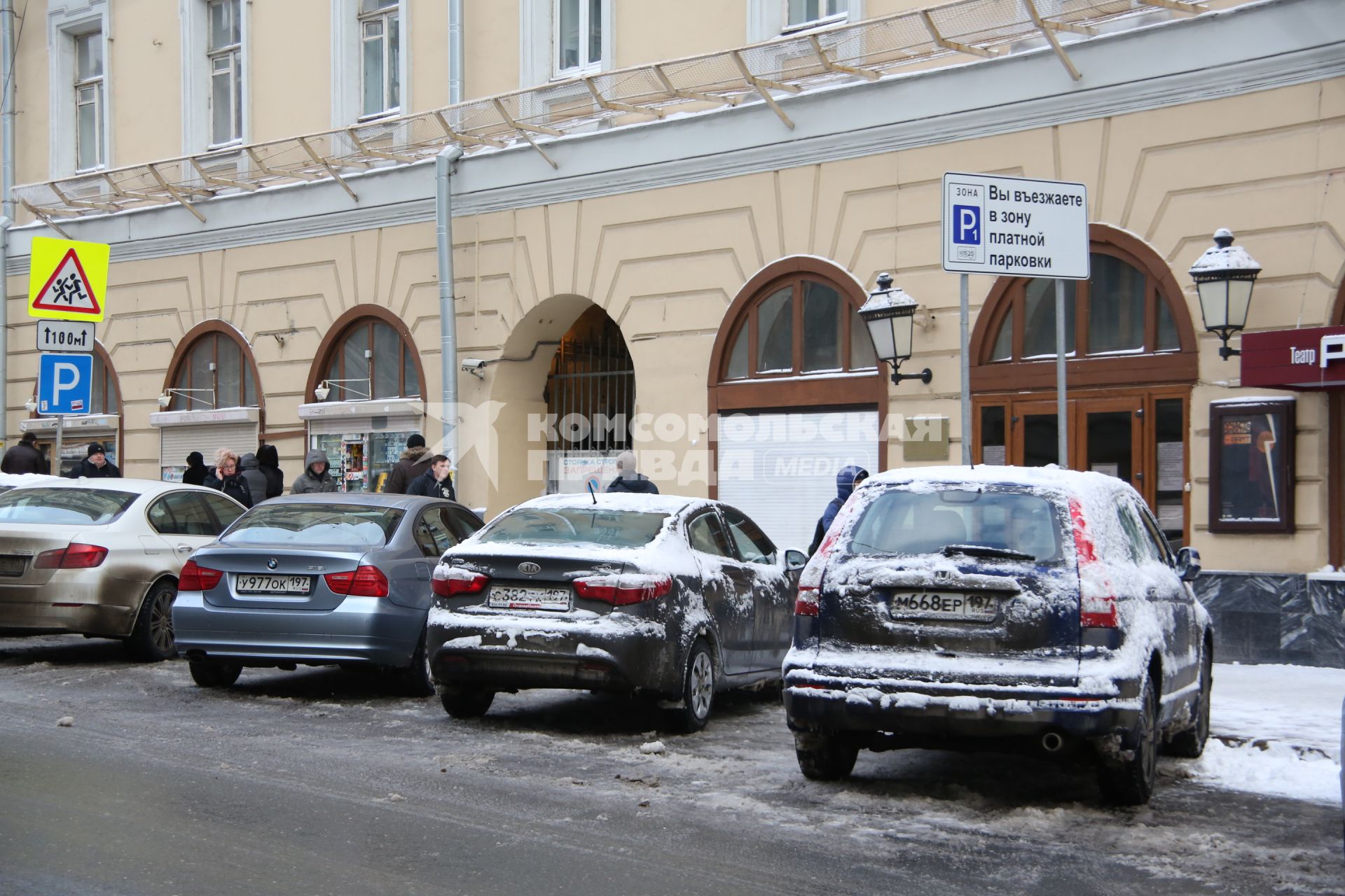 Улица Большая Дмитровка, 4. На снимке: припаркованные машины.