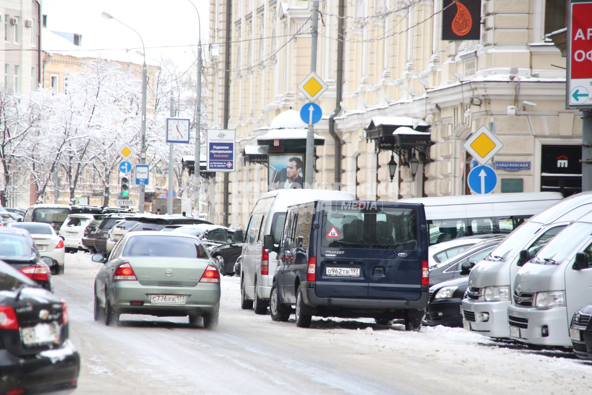 Неглинная улица, 17. На снимке: припаркованные машины.