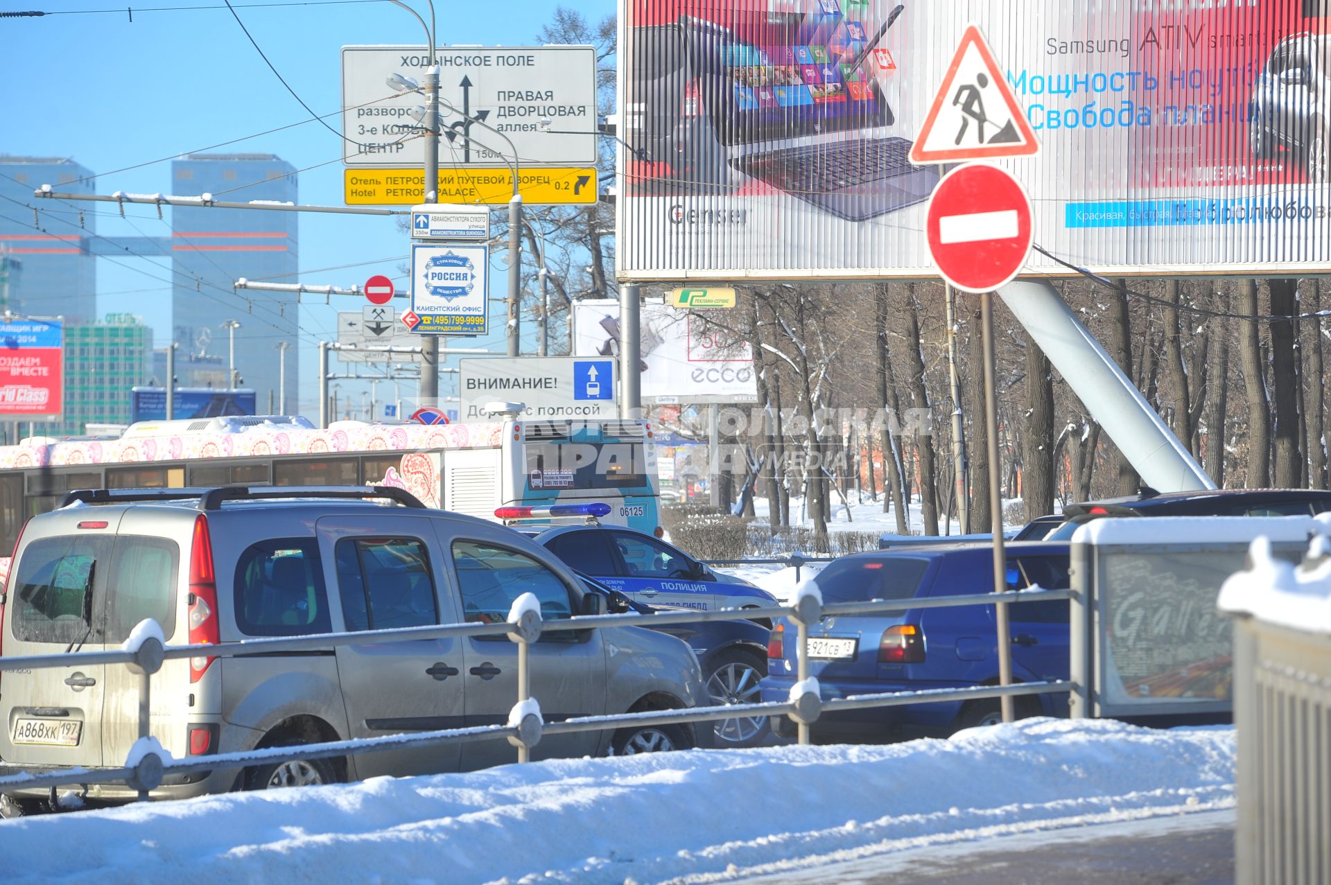 Изменения транспортного движения в районе метро `Динамо` в связи со строительством станции метрополитена`Петровский парк`. На снимке: автомобильная  пробка у  метро `Динамо`.